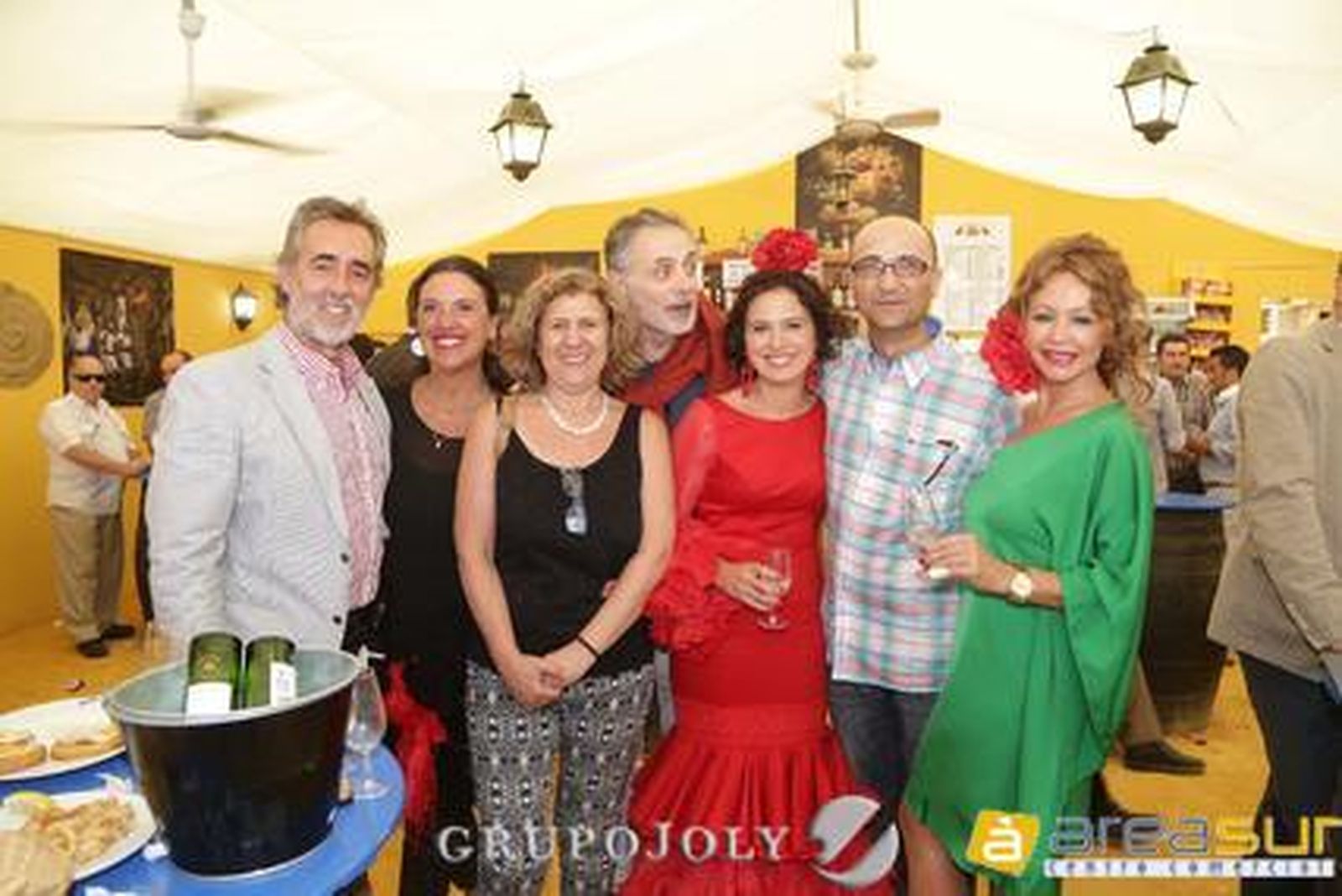 Benjamín Ruiz y Eva Fernández, gerentes de Clínica Beiman, brindan junto Marisa López y unos amigos de la policlínica dental de Barcelona ‘Guinardó’.

Foto: Vanesa Lobo