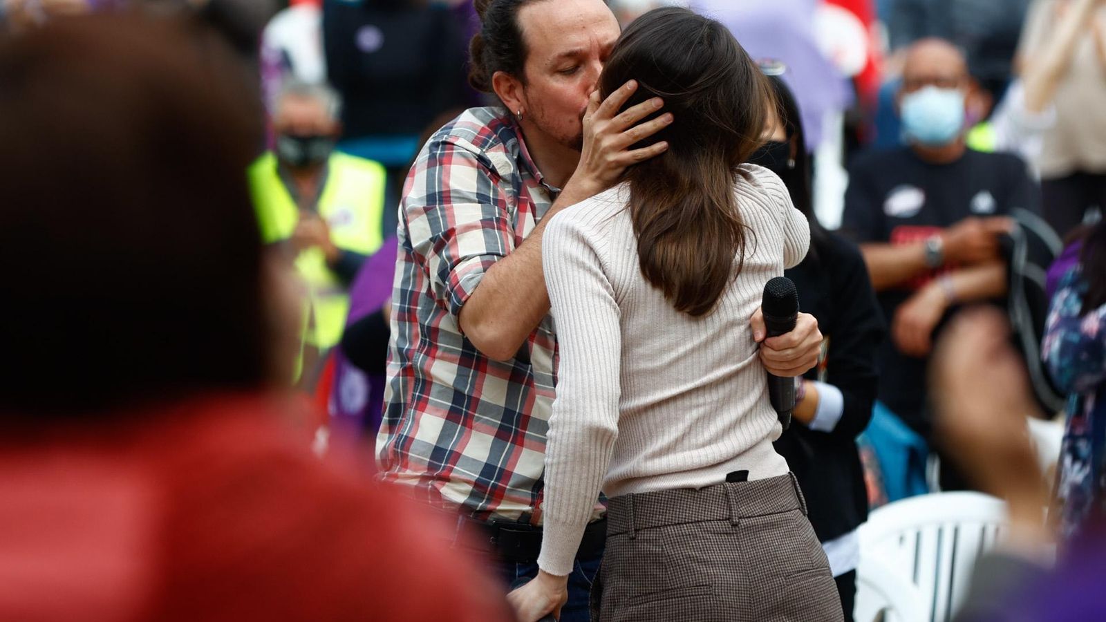 Pablo Iglesias besa a su pareja, Irene Montero, en un acto de la última campaña electoral en Madrid.
