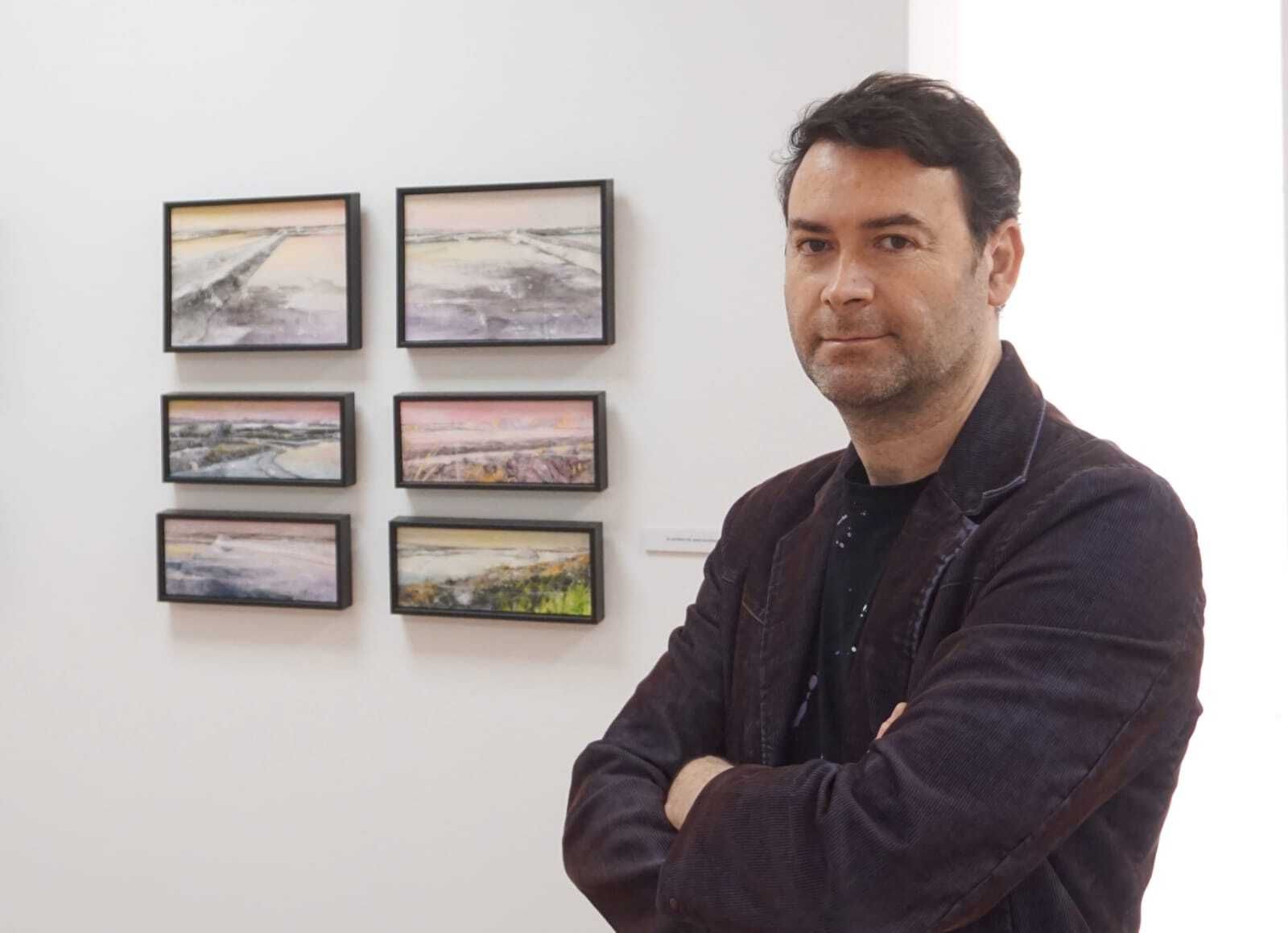 Javier Varela con algunas de las obras que llevará al Salón de Arte Contemporáneo de París.