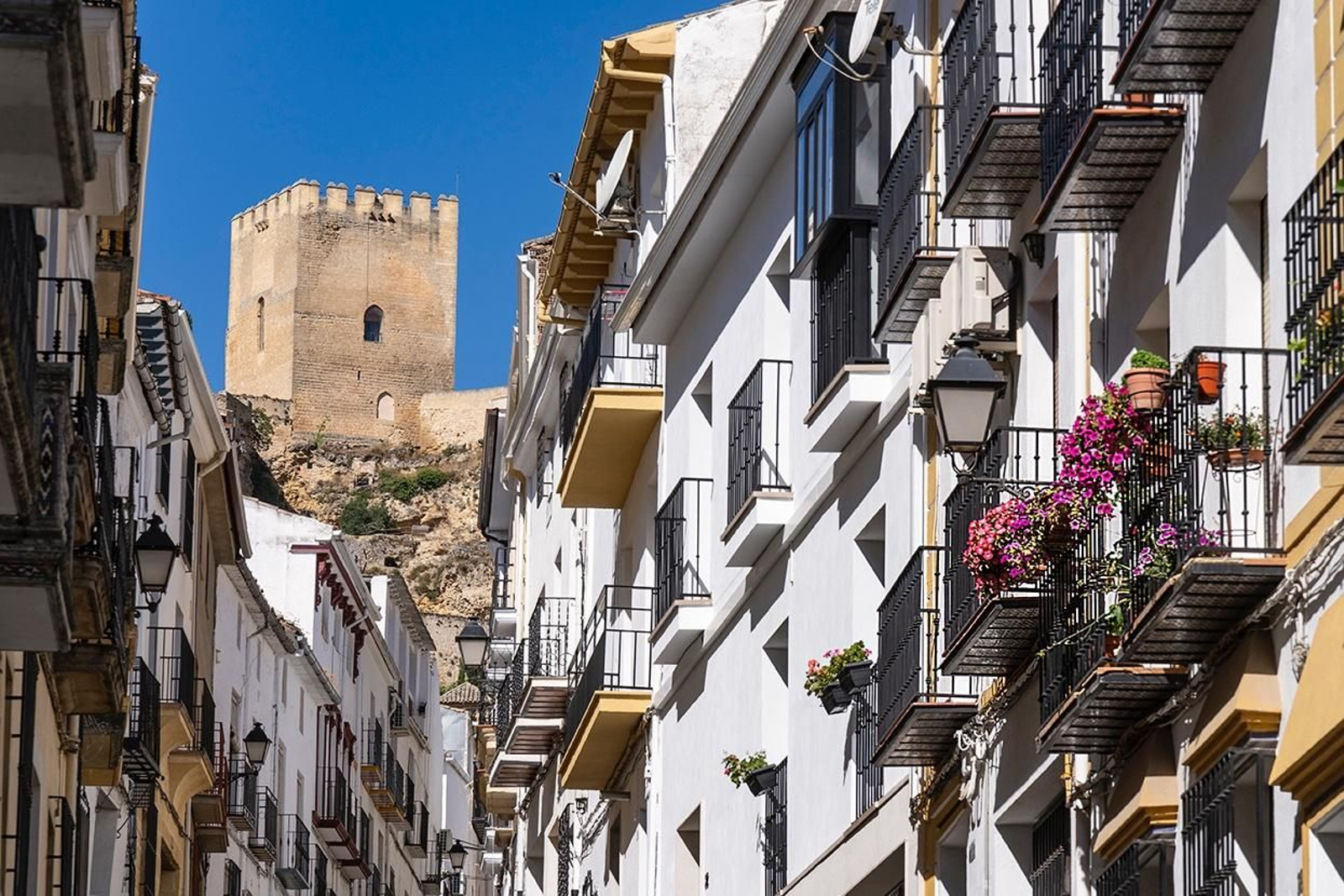 Alcalá la Real, tierra de frontera, se ubica al sur de la provincia de Jaén. Alcalá la Real, tierra de frontera, se ubica al sur de la provincia de Jaén.