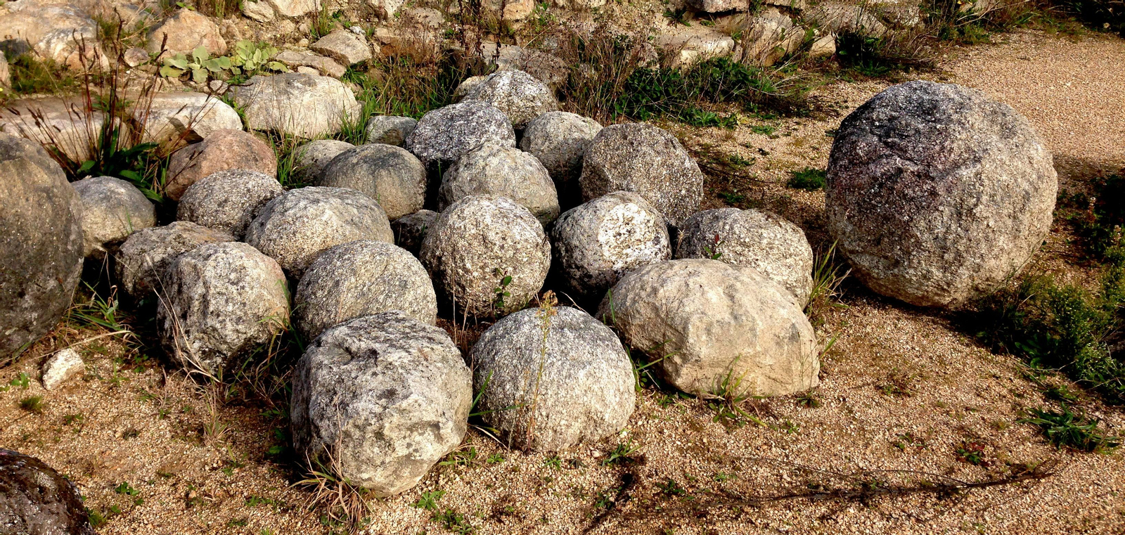 Bolaños recuperados en la intervención arqueológica realizada en la Prolongación de la Avenida Blas Infante.