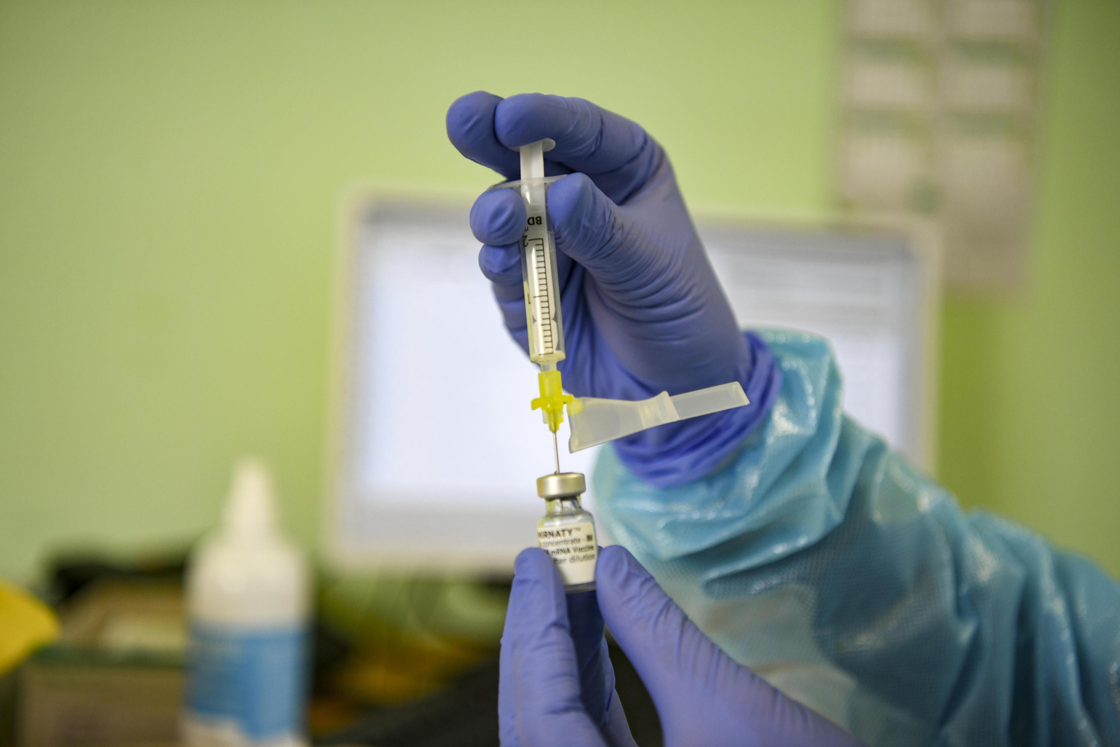 Fotos: empieza la vacunación masiva para los mayores de 80 años en la provincia de Granada