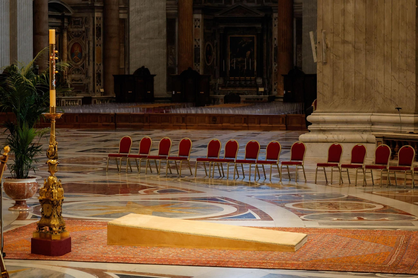 Las imágenes del traslado del féretro del papa Francisco a la Basílica de San Pedro en el Vaticano