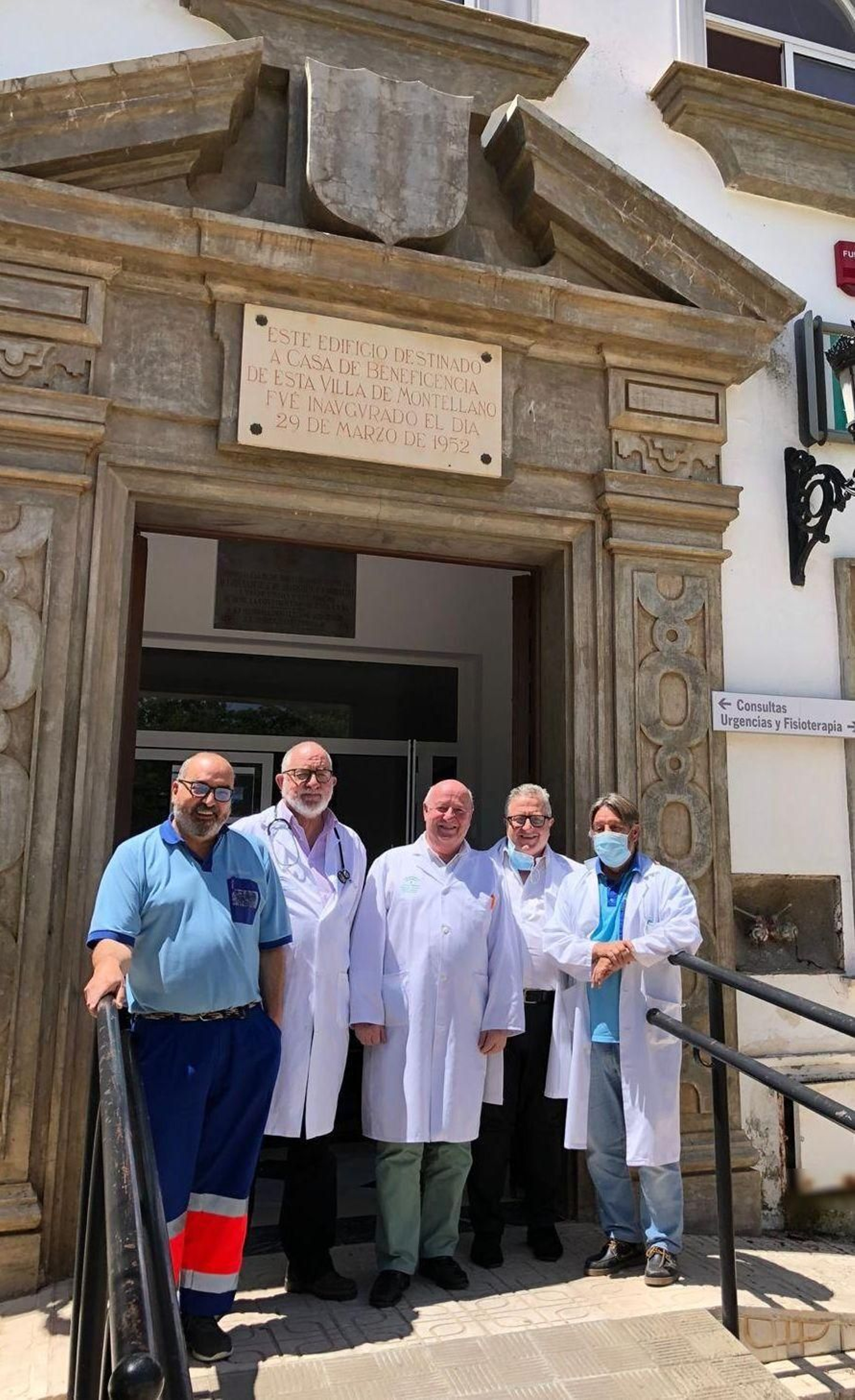 Los tutores docentes del centro de salud de Montellano junto a su director, Antonio Román.