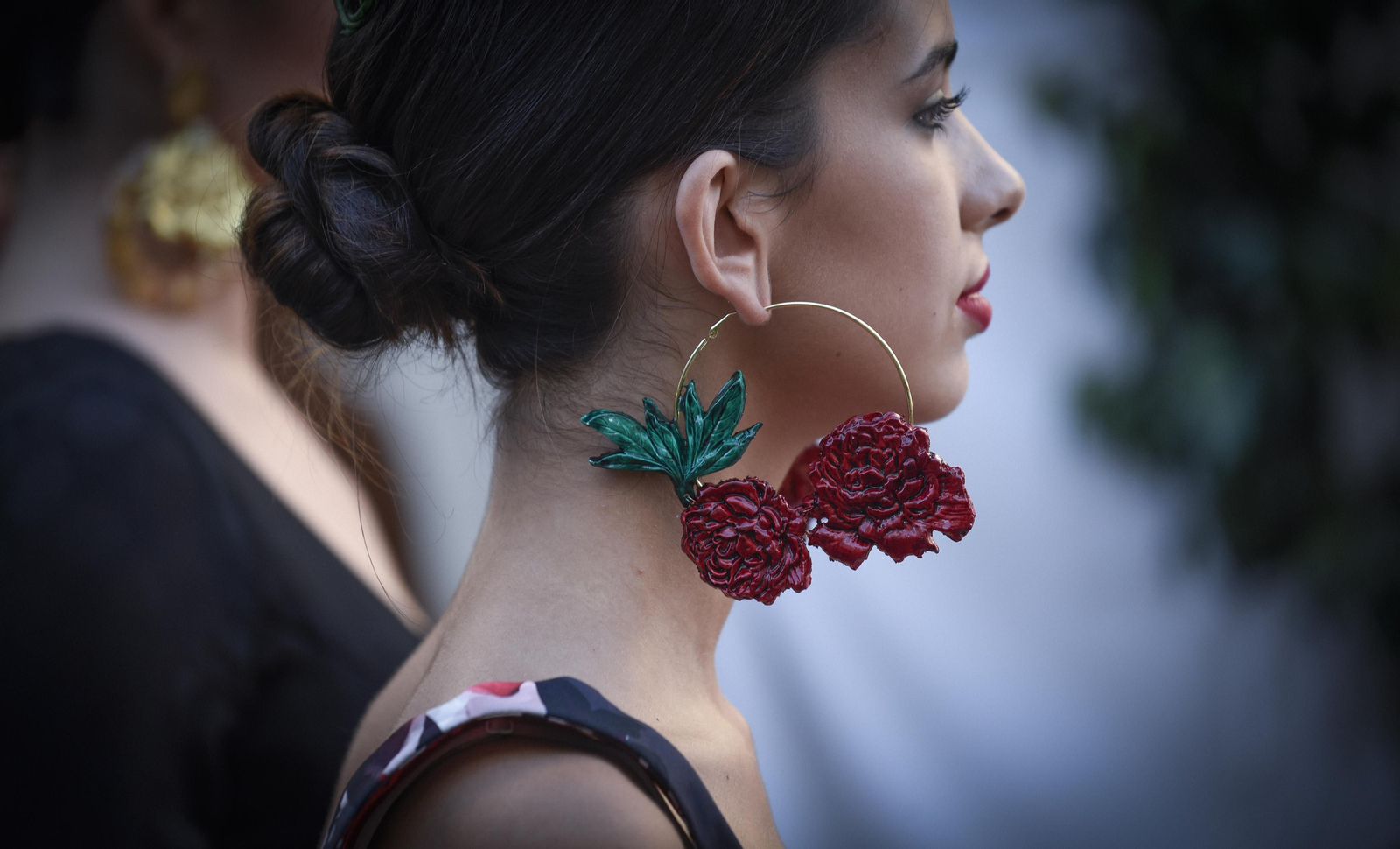 El desfile de moda flamenca de la Avenida de la Constitución, en imágenes