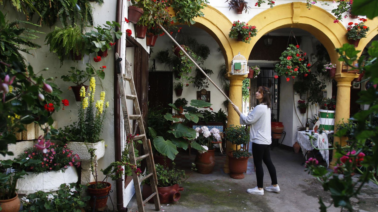 Carmen Ibáñez riega las plantas en San Basilio, 14.