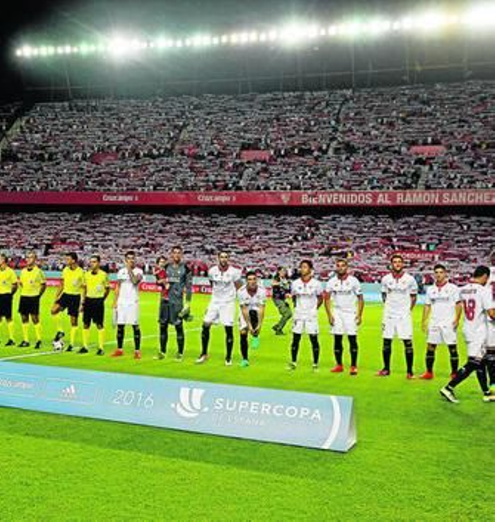 El once inicial del Sevilla se dispone en el centro del campo después de su salida de vestuarios.