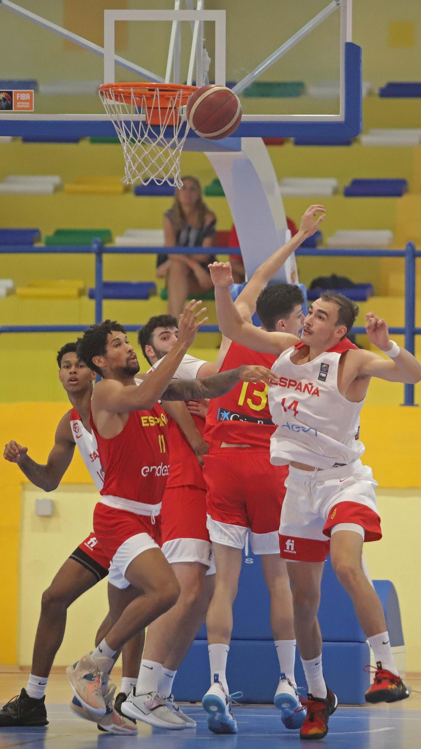 Fotos del segundo partido de baloncesto entre España sub-20 y España sub-22 en La Línea