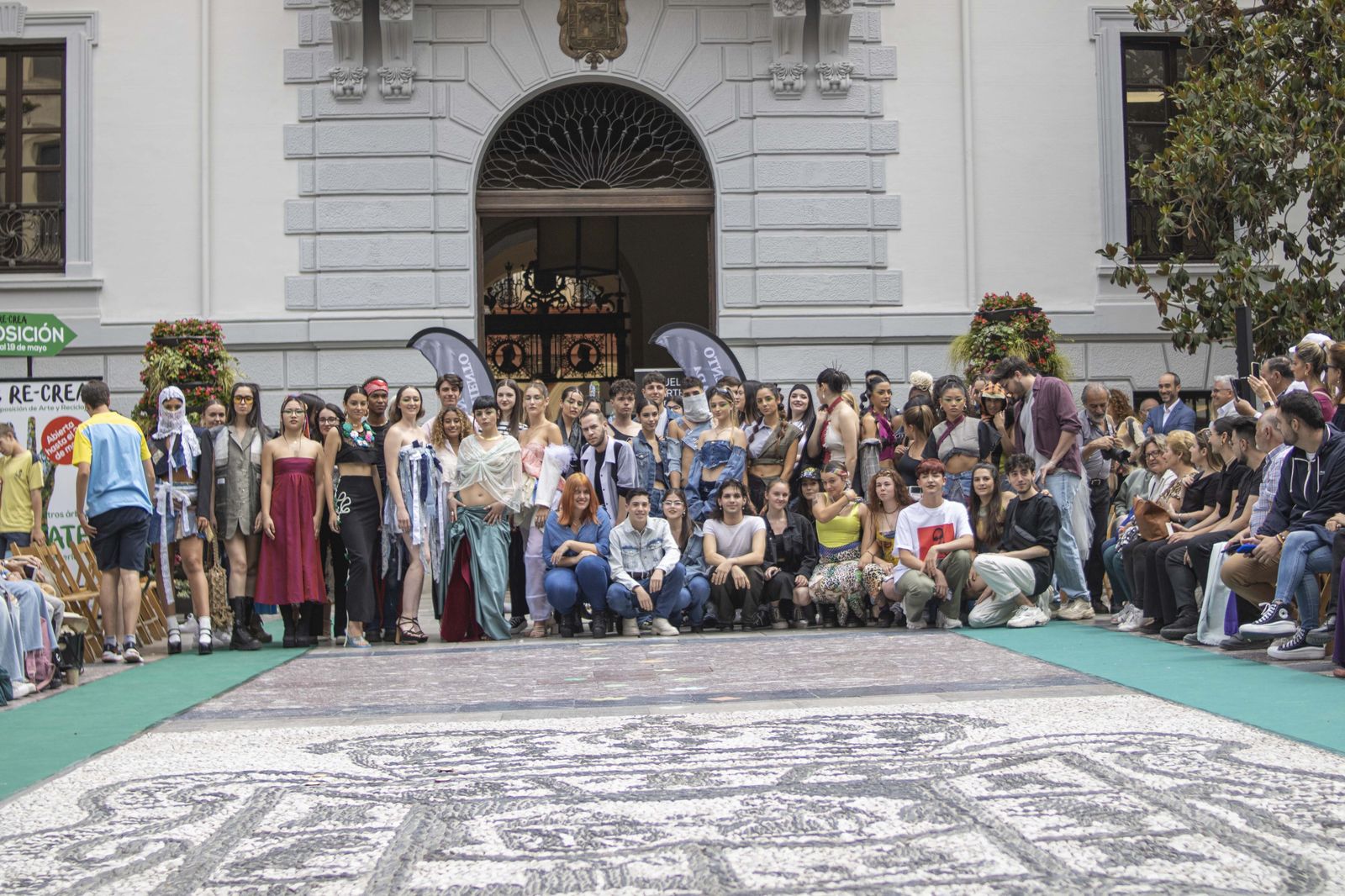 Día Internacional del Reciclaje con un desfile de moda reciclada, en imágenes