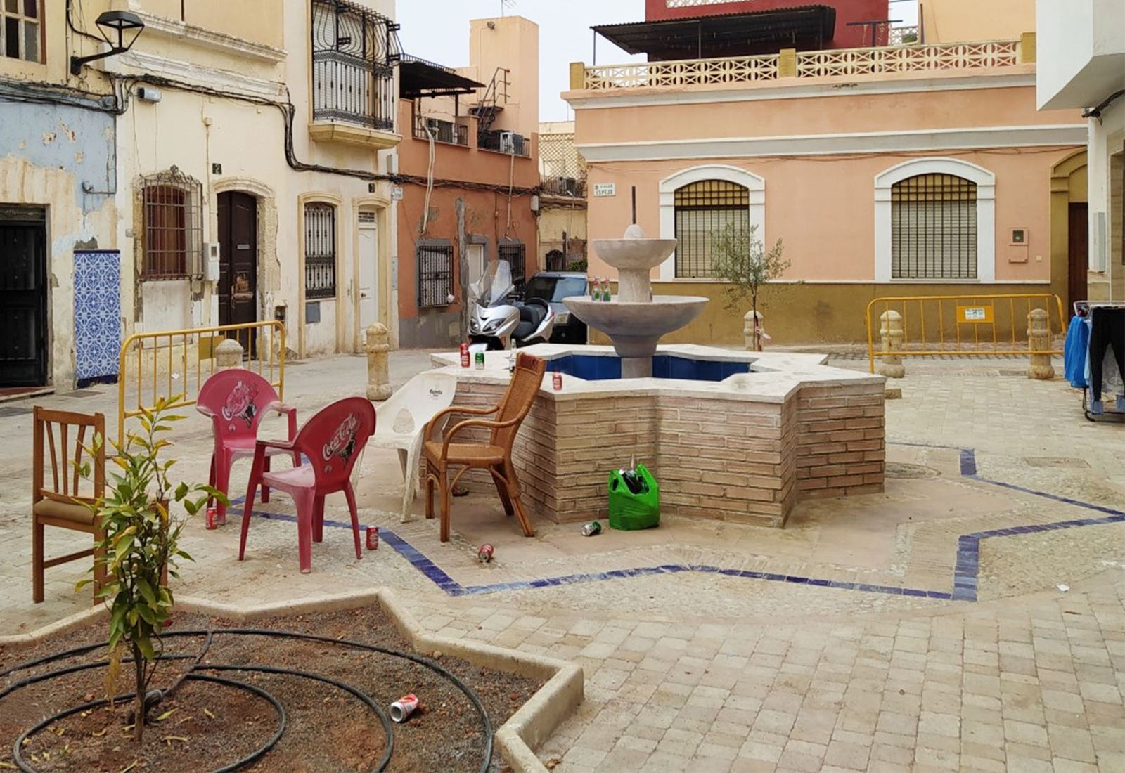 Restos de botellón vecinal en la plaza Cepero del casco histórico.