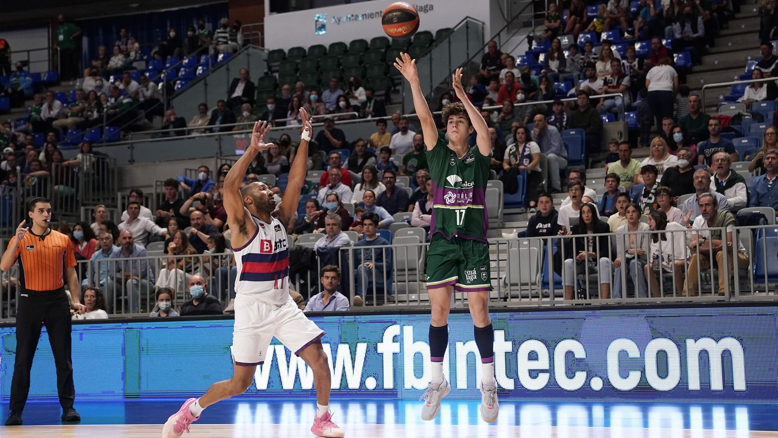 Mario Saint-Supéry lanza a canasta en el Carpena en ACB. Mario Saint-Supéry lanza a canasta en el Carpena en ACB.