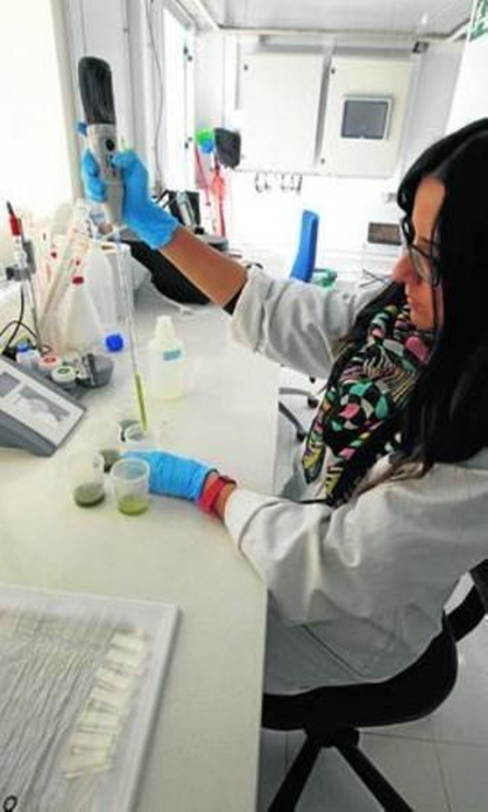 Ana De San Pedro Triviño realiza el análisis de una muestra.