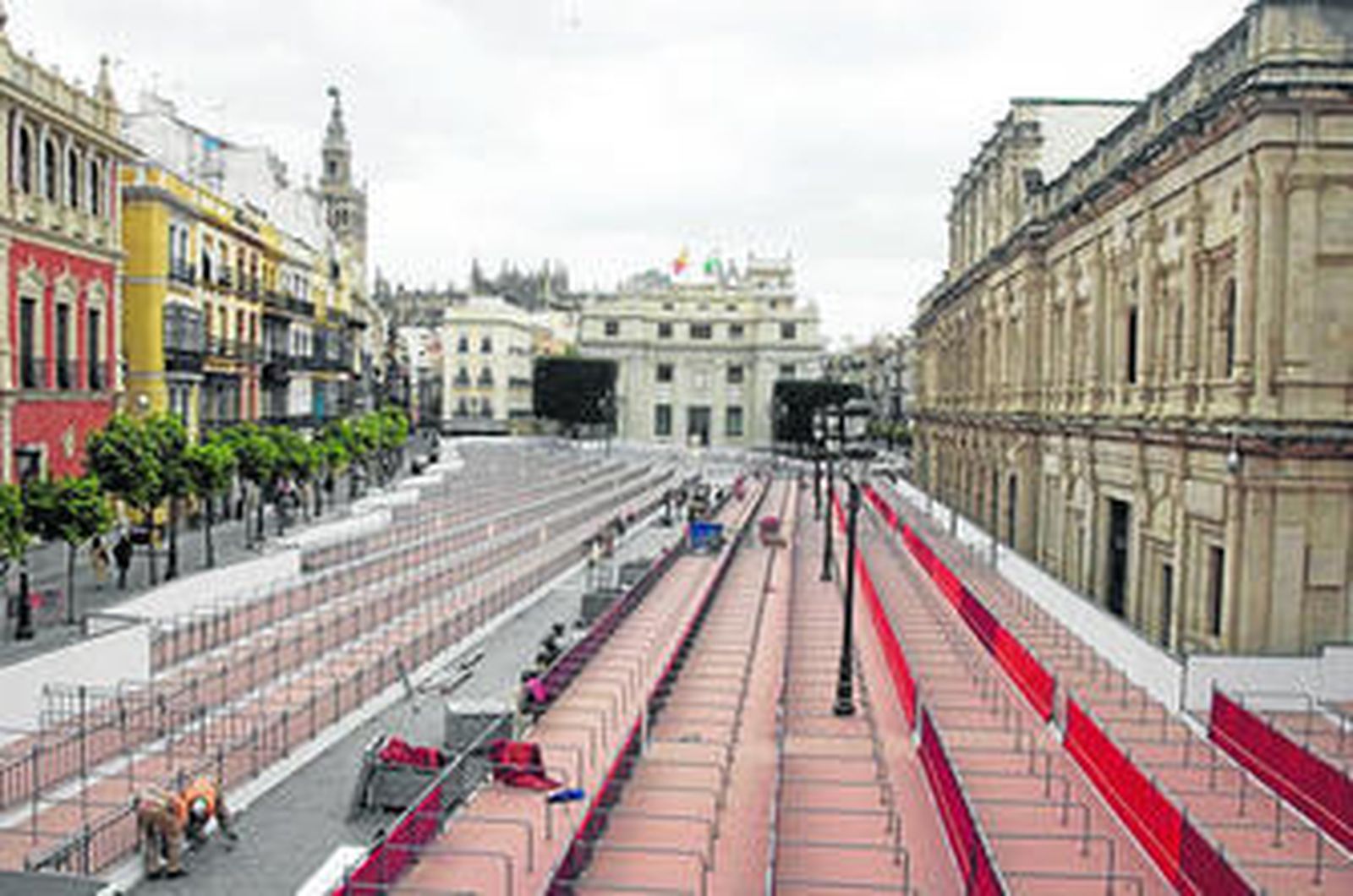 Los operarios del Consejo de Cofradías durante el montaje de los palcos de la Plaza de San Francisco.