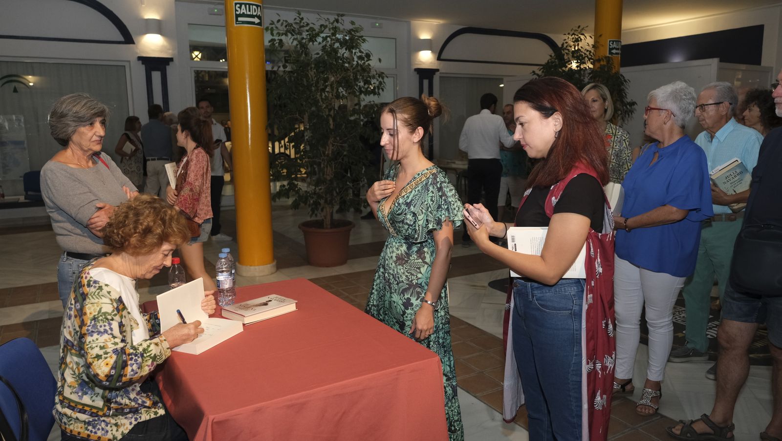 Imágenes de Diario de los Libros en Mojácar, con la escritora Julia Navarro