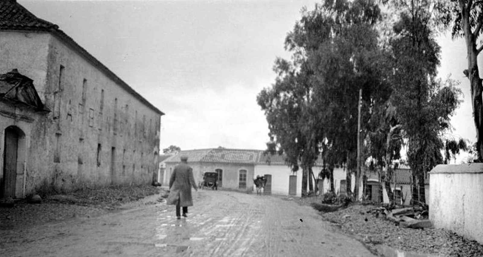 A la izquierda el “caserón” de Bartolomé Márquez y a la derecha, donde los árboles, se encuentra la ubicación de la actual sede de Correos.