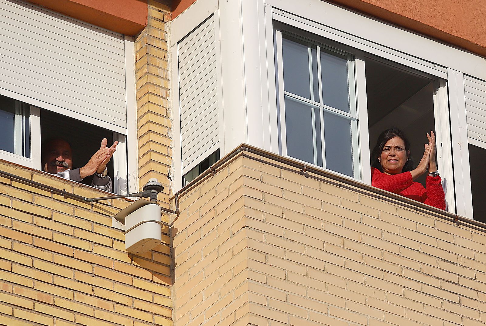 Imágenes de los aplausos solidarios de los vecinos de la calle Los Marismeños