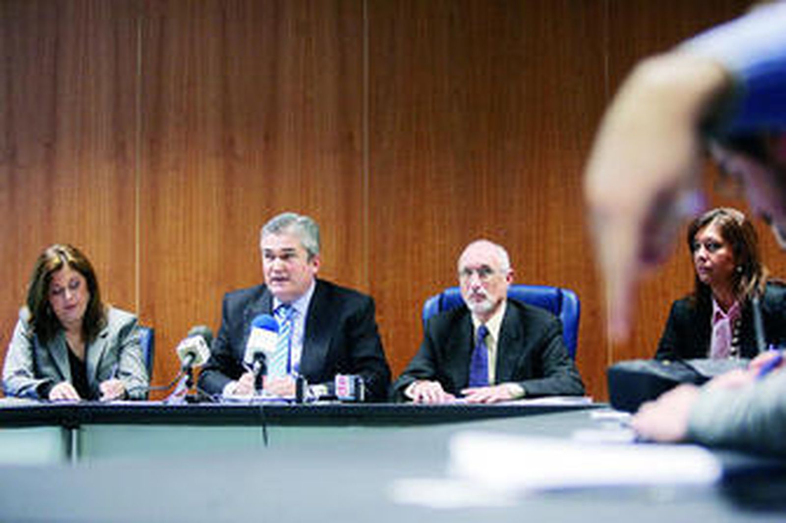 El fiscal de Criminalidad Informática, Jacobo Fernández-Llebrez (izquierda), ayer, con el fiscal jefe de Málaga, Antonio Morales.