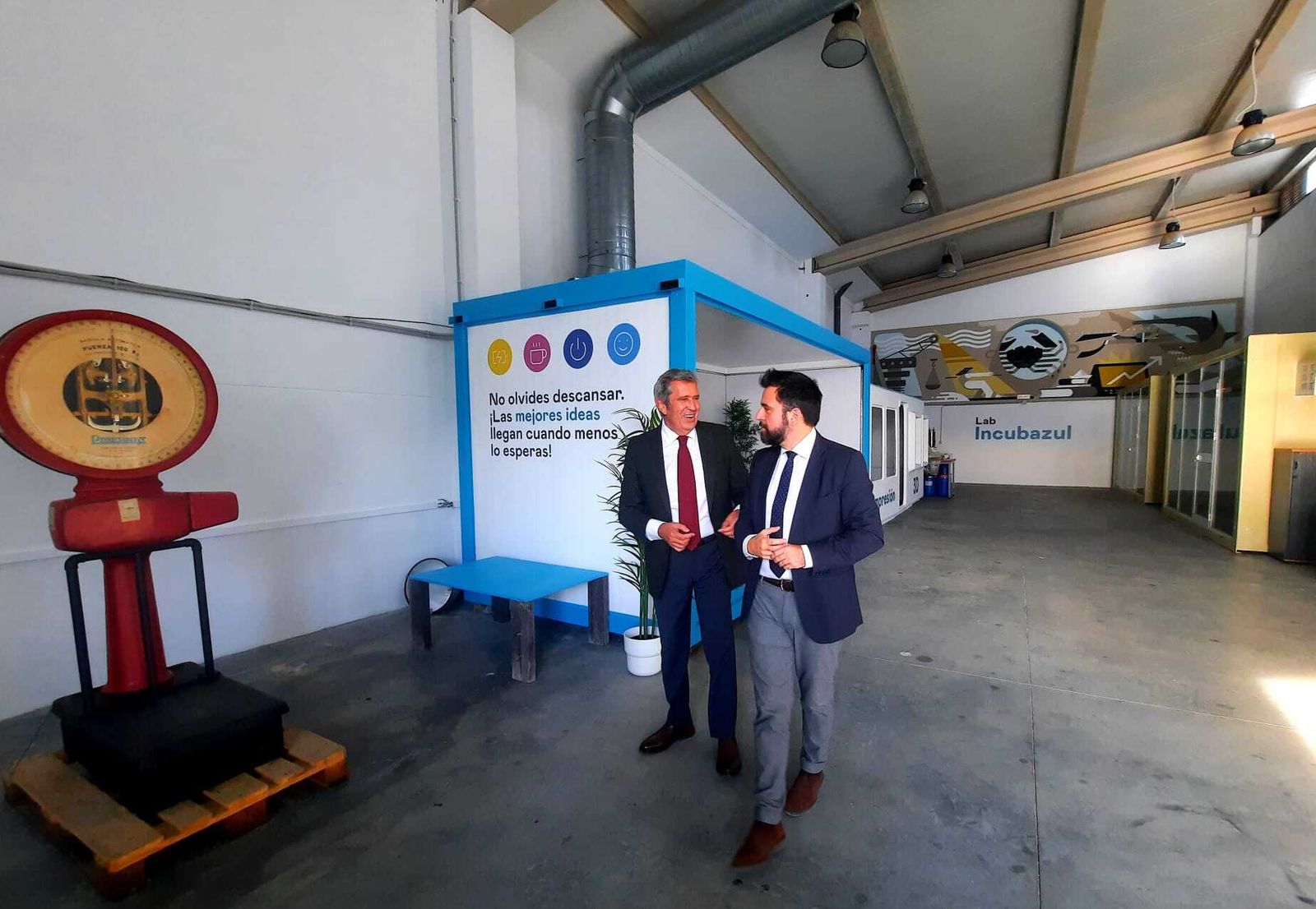 El director general de la Fundación Incyde, Javier Collado, y el delegado de Zona Franca, Fran González, durante la visita.