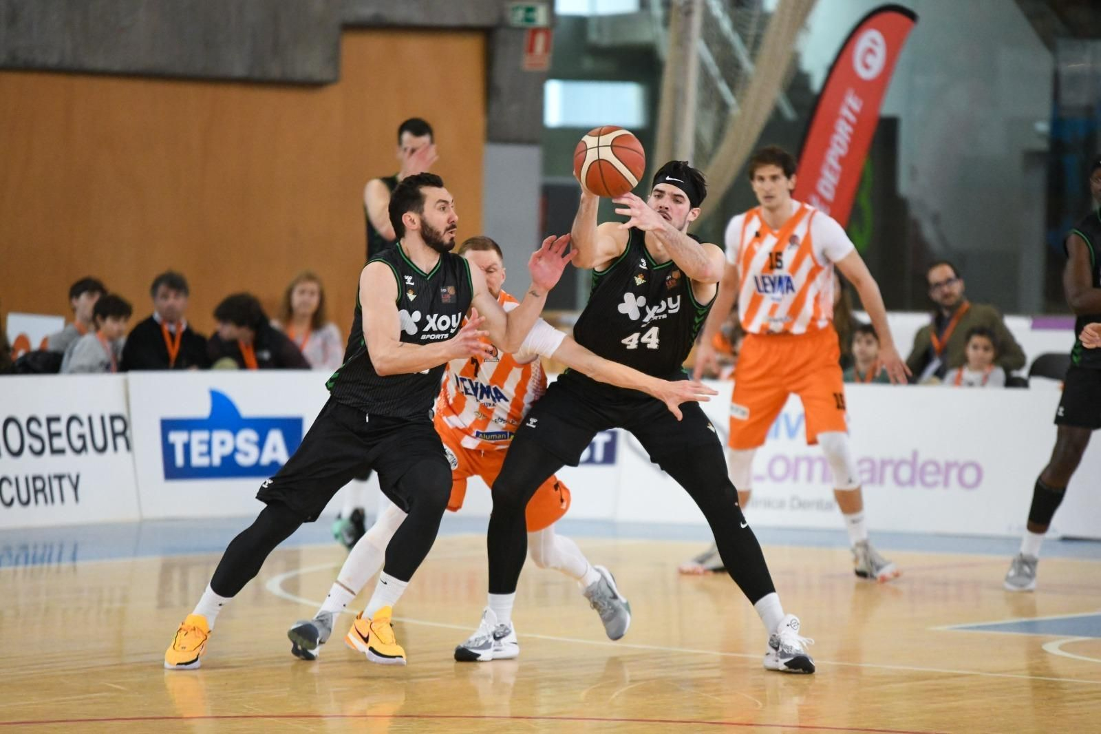 De Bisschop trata de pasar el balón a Faggiano defendido por Jakovics.