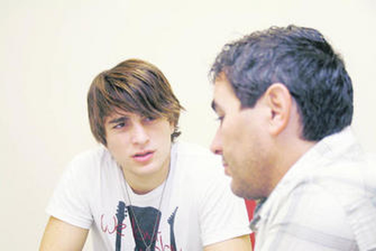 Samuel Cuenda mira a su padre, Félix, durante la entrevista en Diario de Almería.