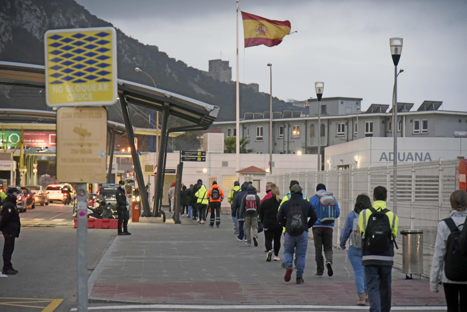 Una fila de españoles atraviesa la Verja trabajar en Gibraltar. Una fila de españoles atraviesa la Verja trabajar en Gibraltar.