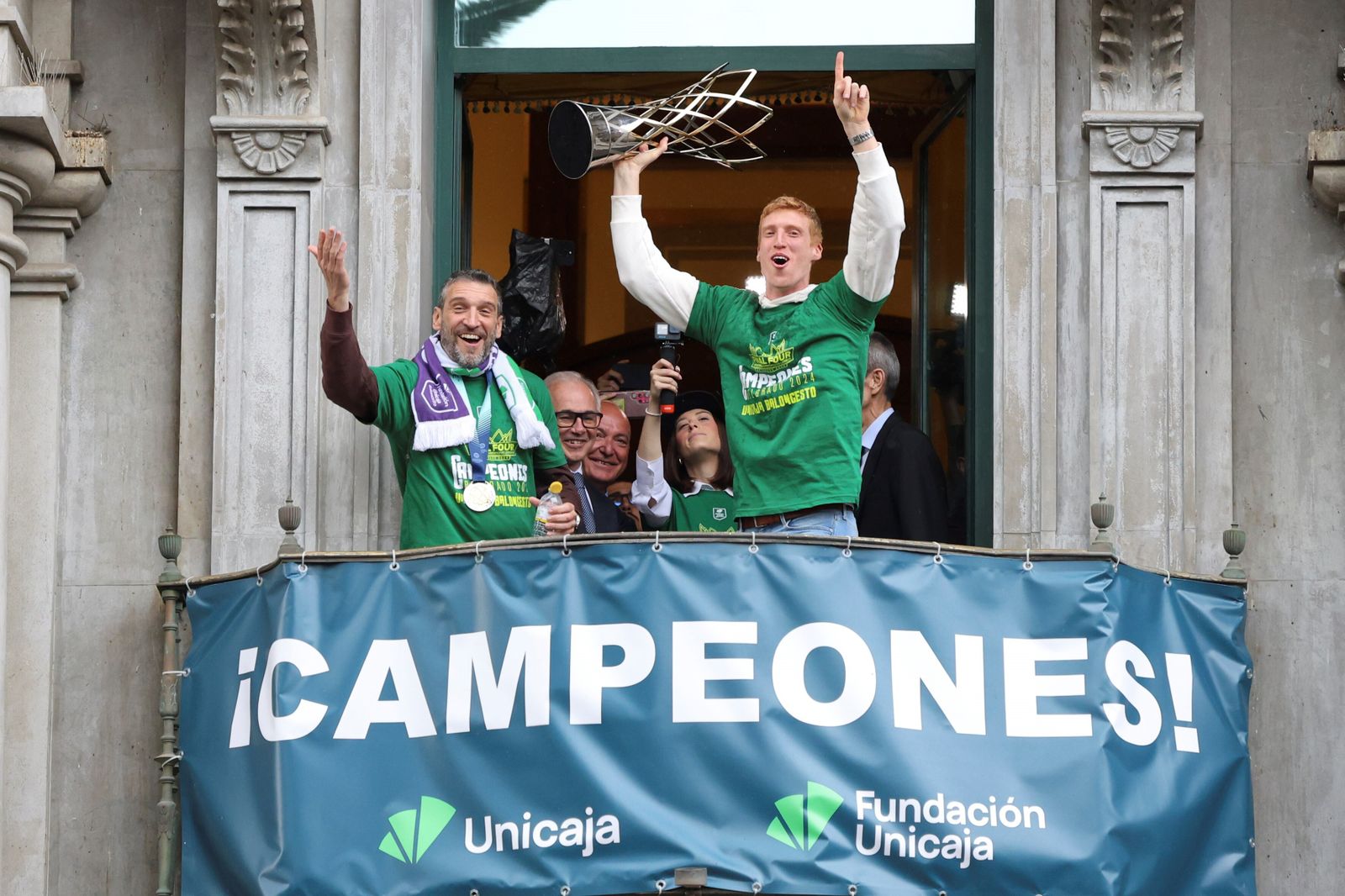El Unicaja celebra en las calles de Málaga el título de la BCL