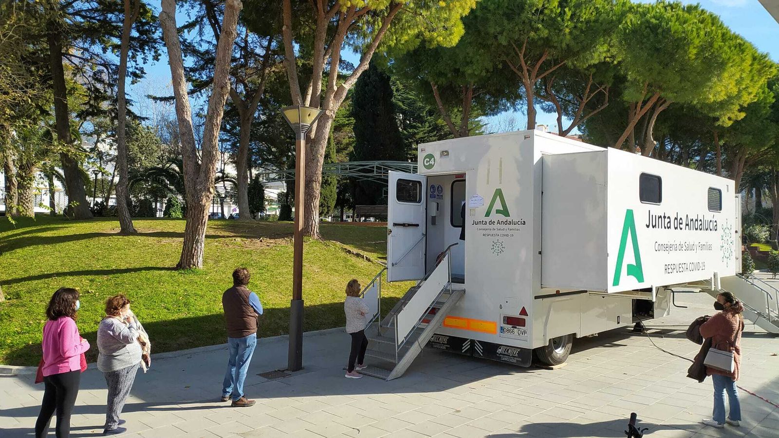 Vacunaciones sin cita previa en la unidad móvil del SAS, en el Parque.