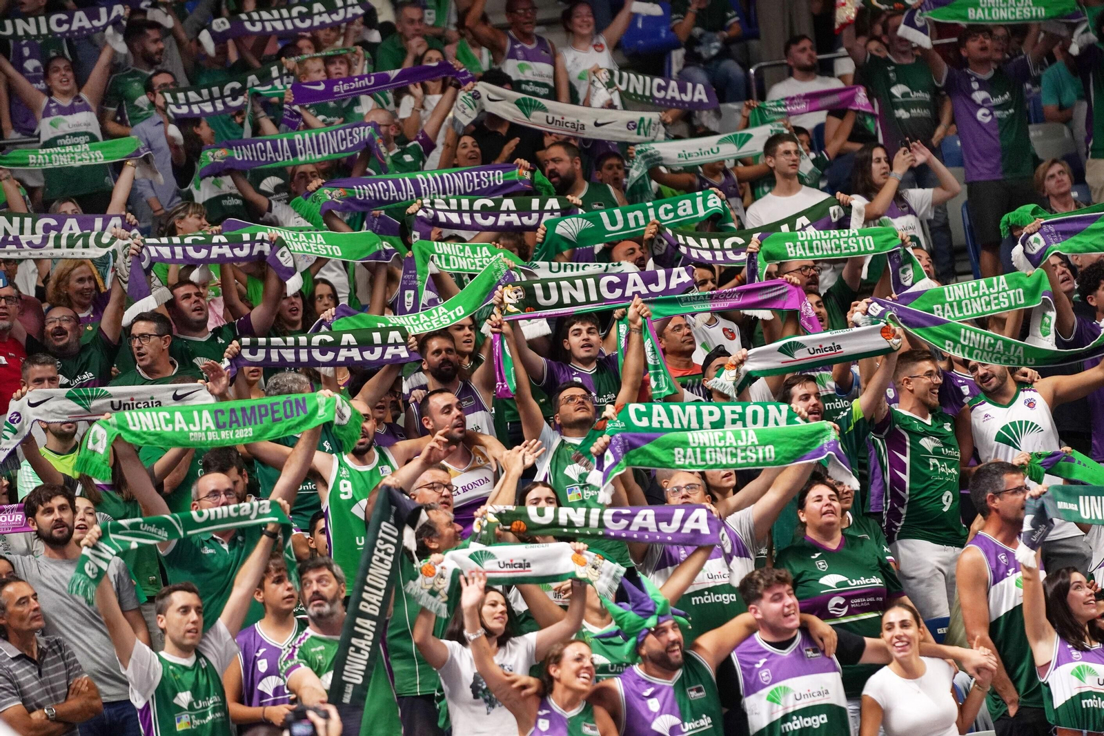 La afición del Carpena anima. La afición del Carpena anima.