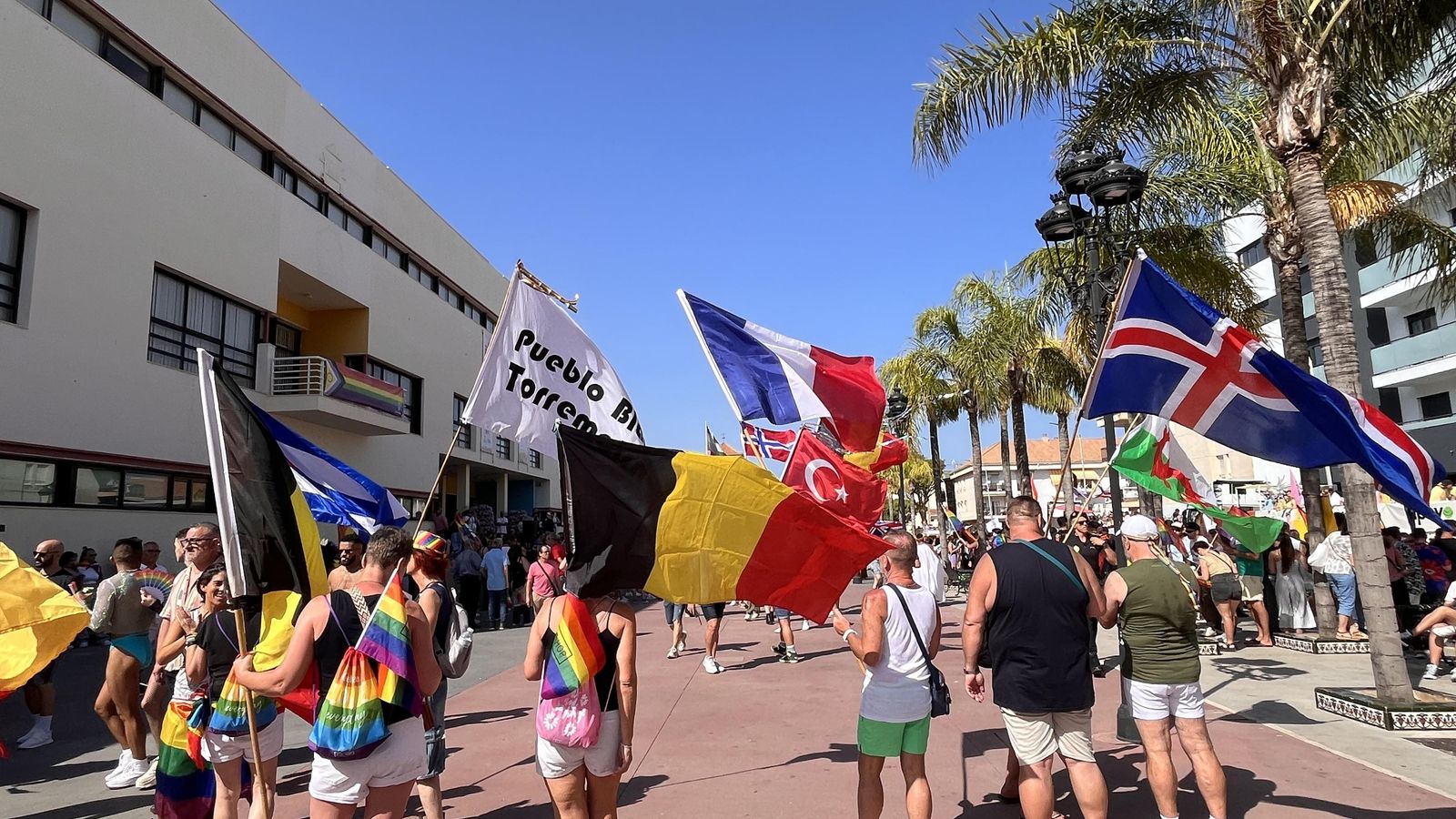 Los asistentes extranjeros del Pride de Torremolinos con sus banderas