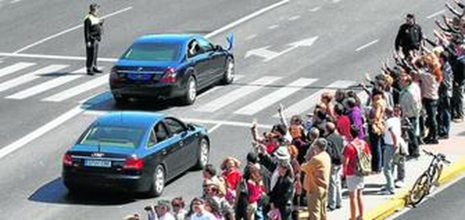 Miles de personas se congregaron ayer en las inmediaciones de la plaza de España para ver a sus majestades los Reyes y al resto de autoridades que participaron en los actos.