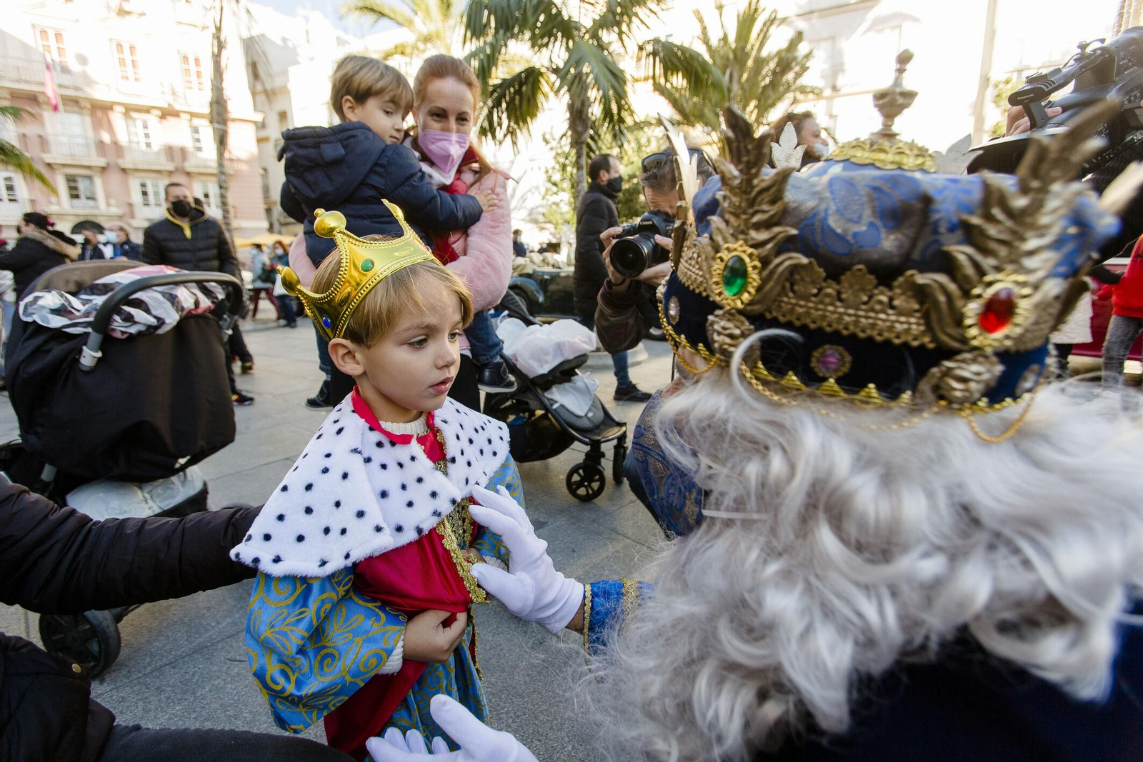 Un niño disfrado de Rey Mago ante un Rey Mago oficial en la mañana del 5 de enero de 2022.