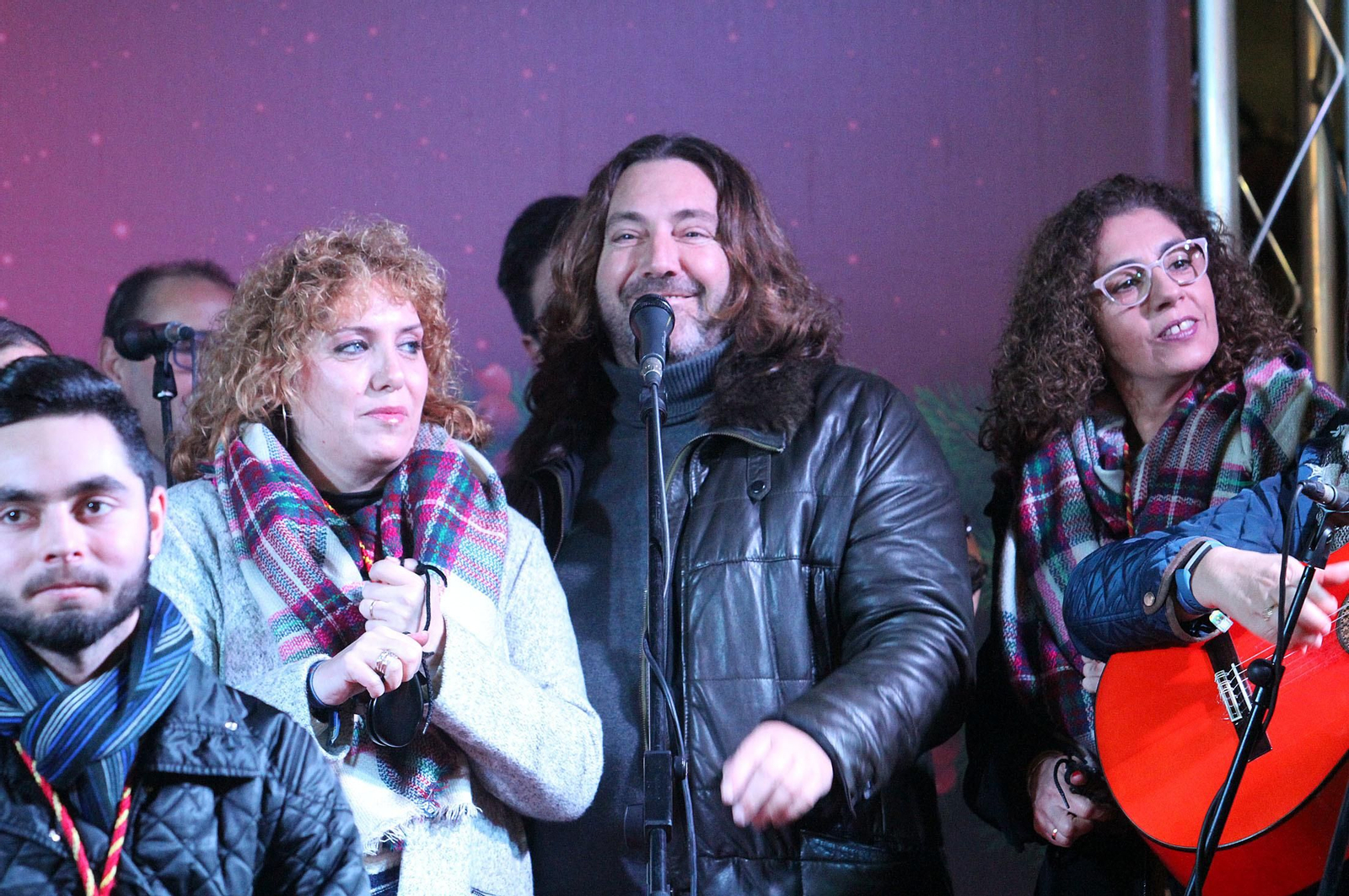 Pepe El Marismeño y el Coro de Emigrantes ponen voz al Cuentacuentos de Huelva Información, en imágenes