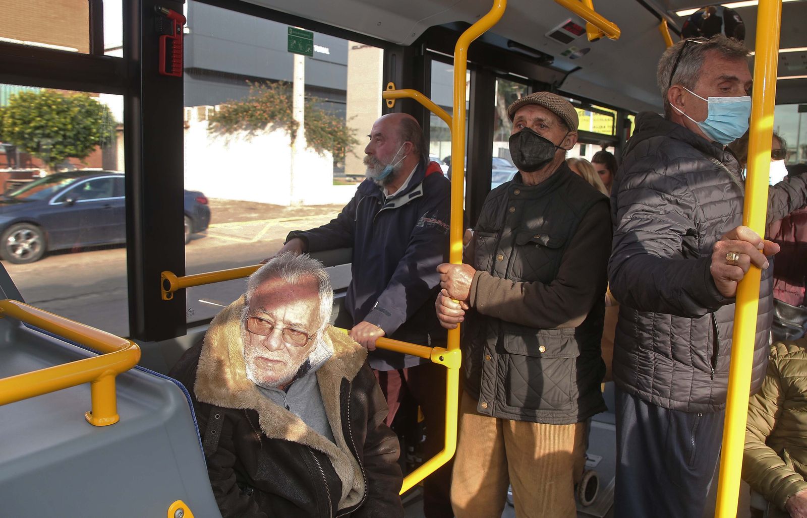 Fotos del primer día sin mascarillas en el transporte público en Algeciras