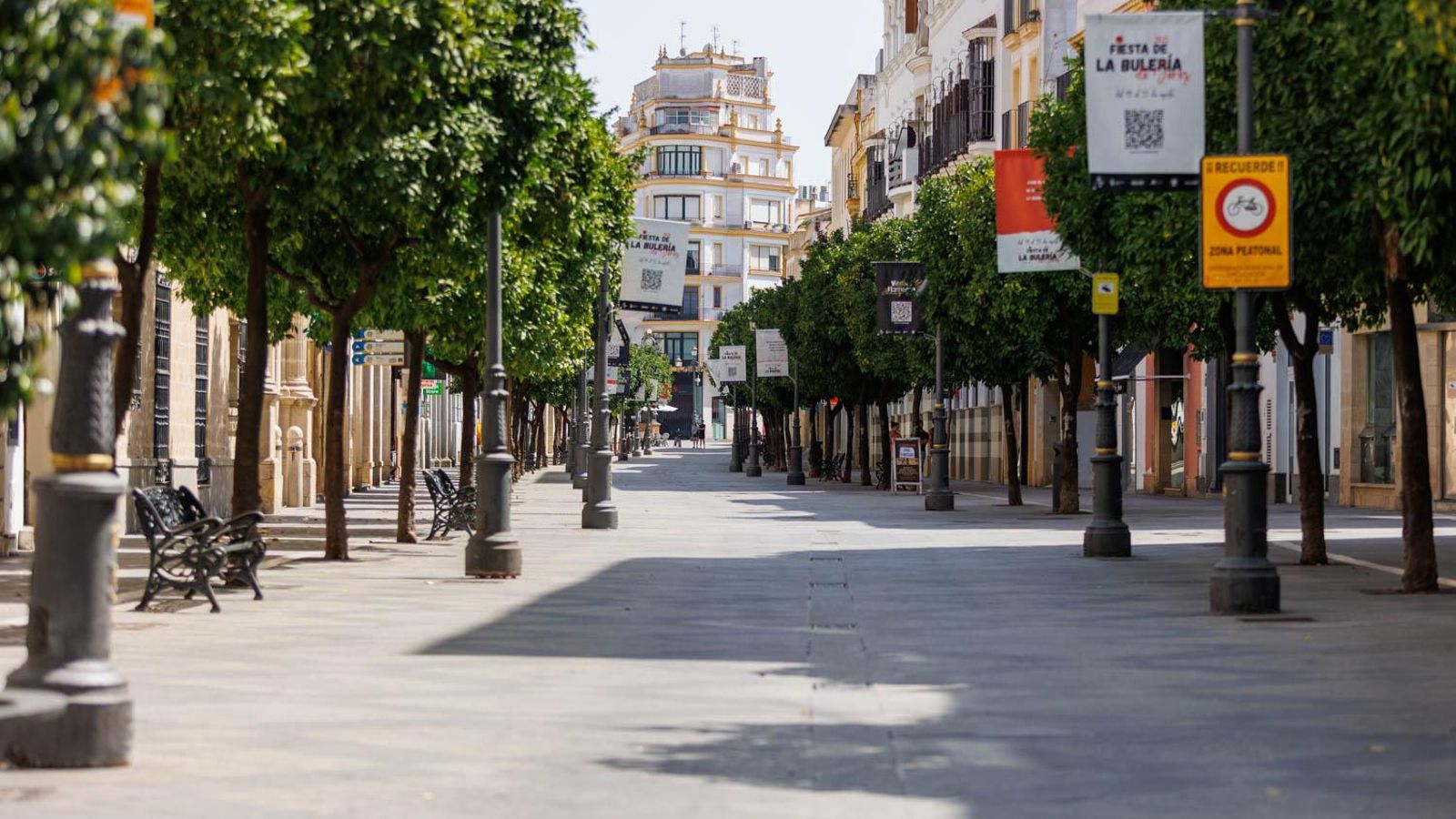El centro se quedó este domingo vacío por las altas temperaturas.