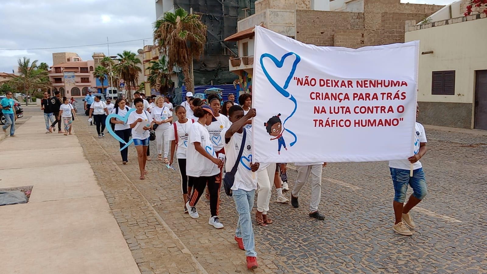 Mujeres protestan en Cabo verde contra el tráfico humano.