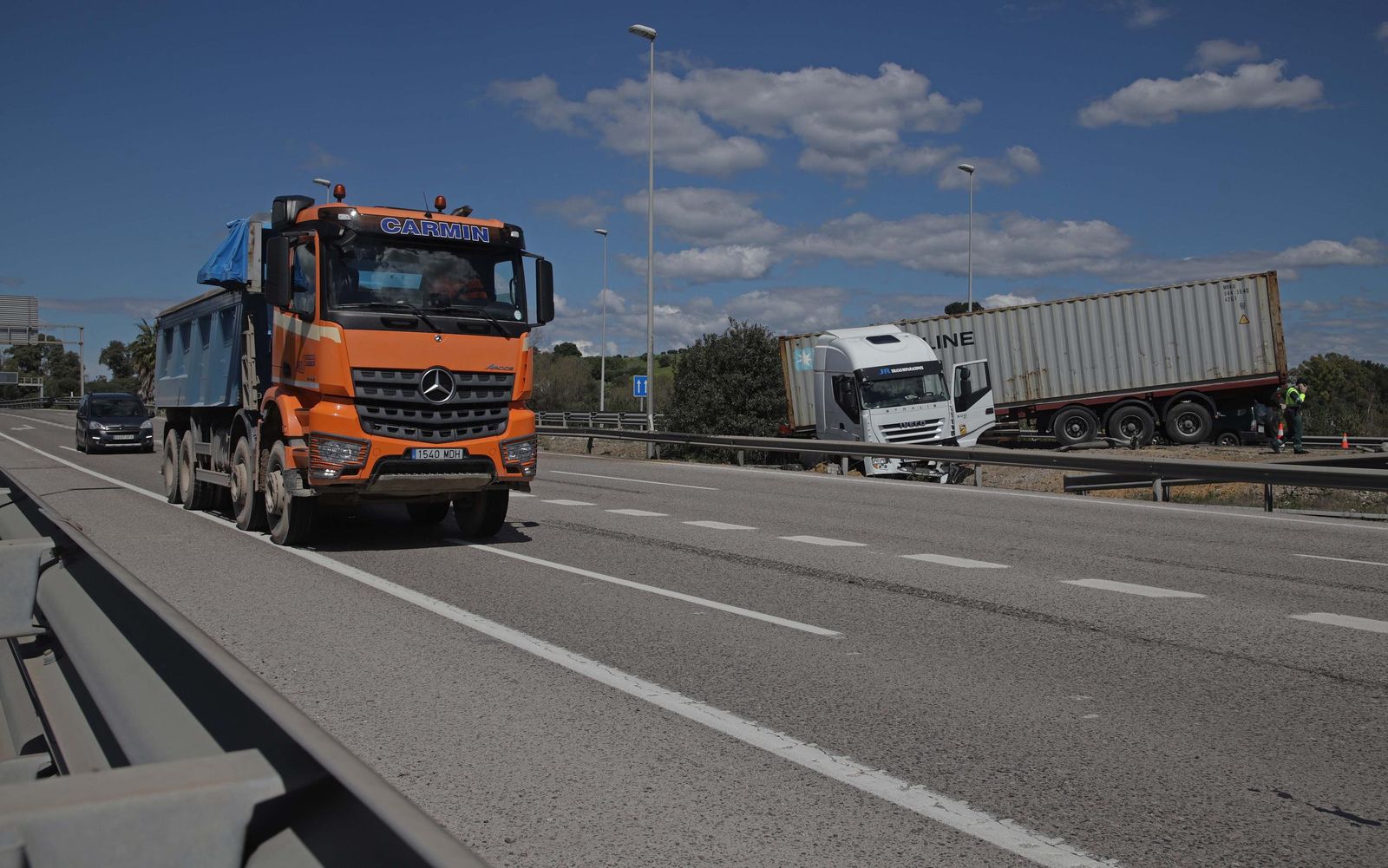 Fotos del camión accidentado en la A-381 a la altura de Puente Romano