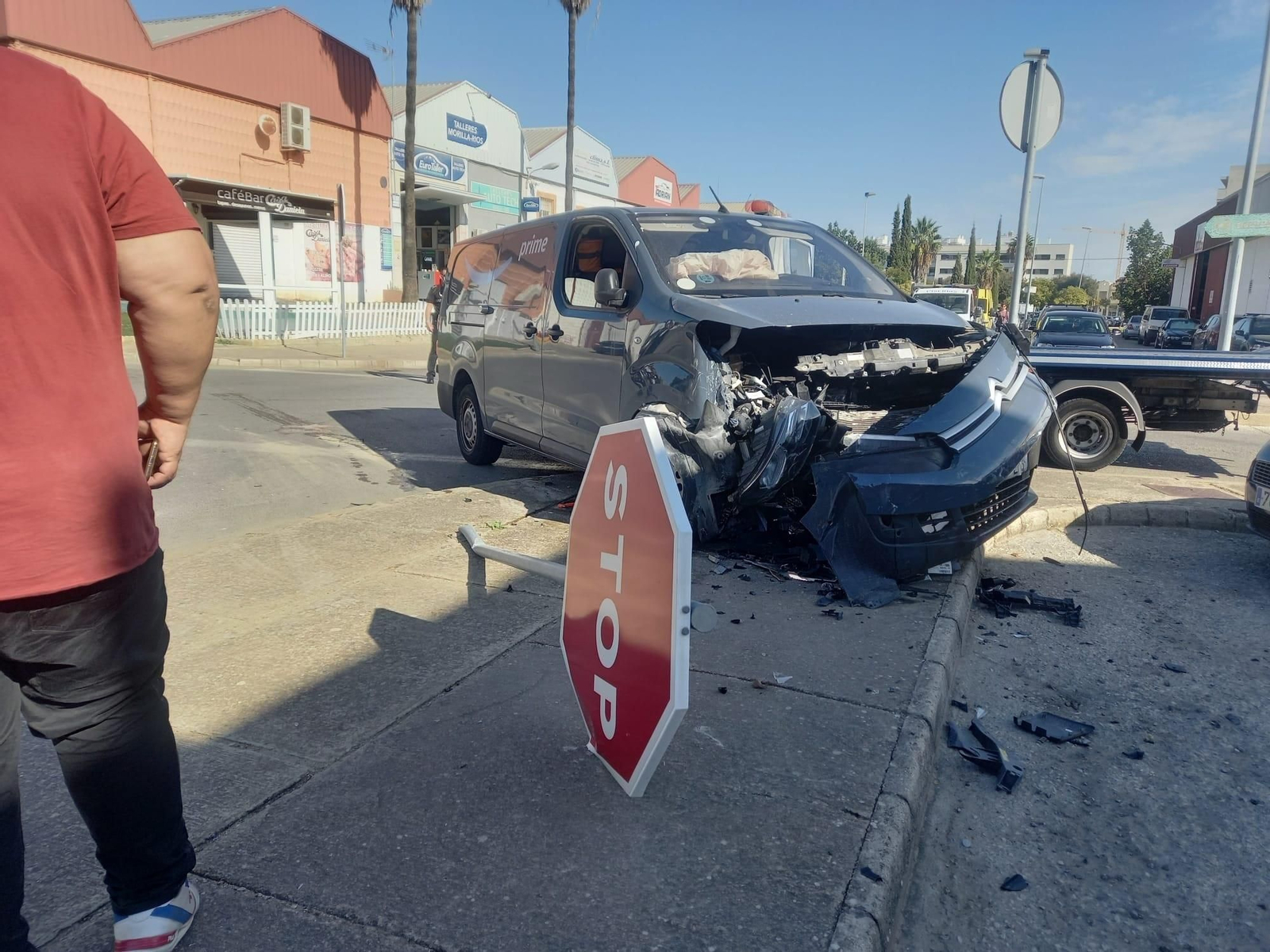 Estado en que quedó la furgoneta de Amazon tras el choque con la señal de stop derrumbada.