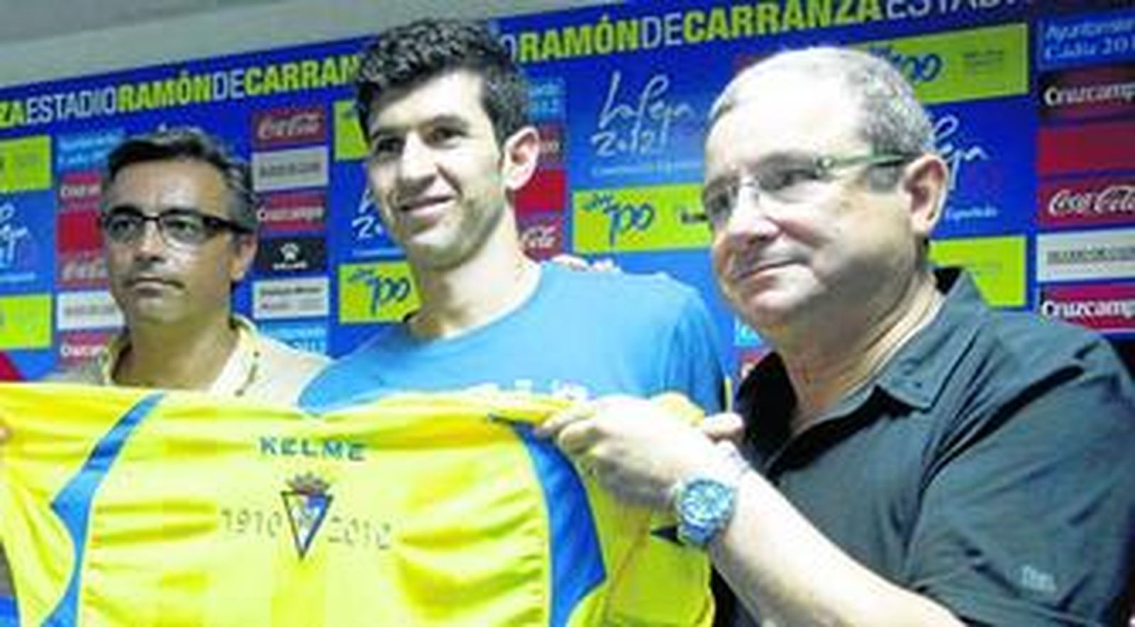 Juanjo (c) posa con su nueva camiseta en compañía de los consejeros Luis Sánchez Grimaldi (i) y Manuel Calderón.