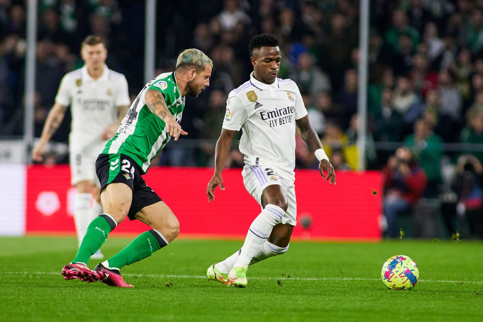 Vinícius es presionado por Aitor Ruibal en un lance del partido del pasado domingo.
