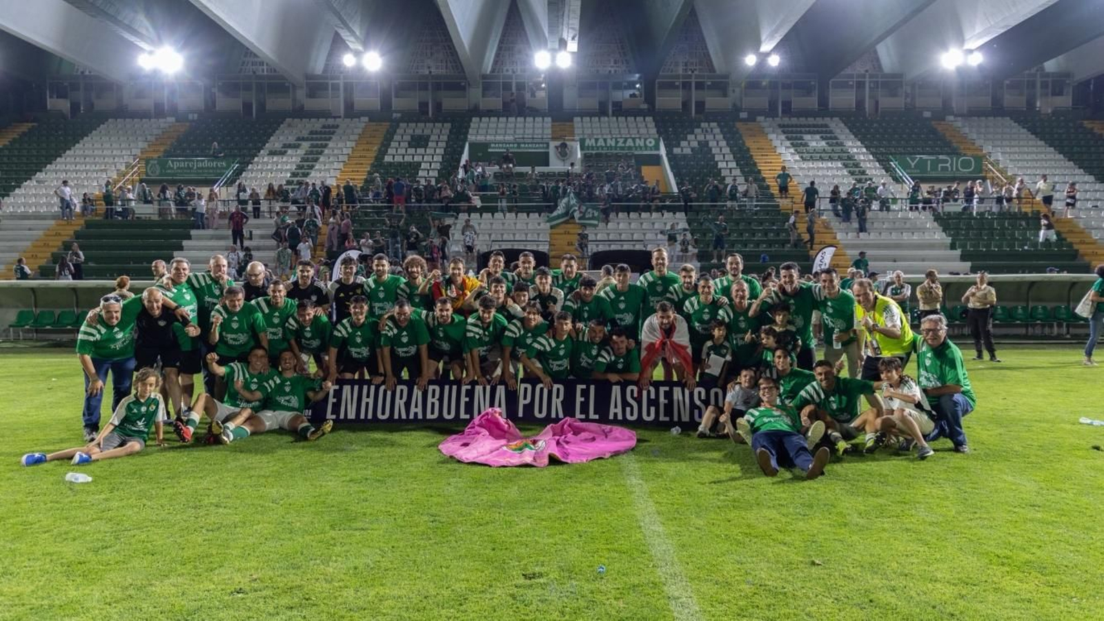 El CP Cacereño celebra el ascenso a Primera Federación.