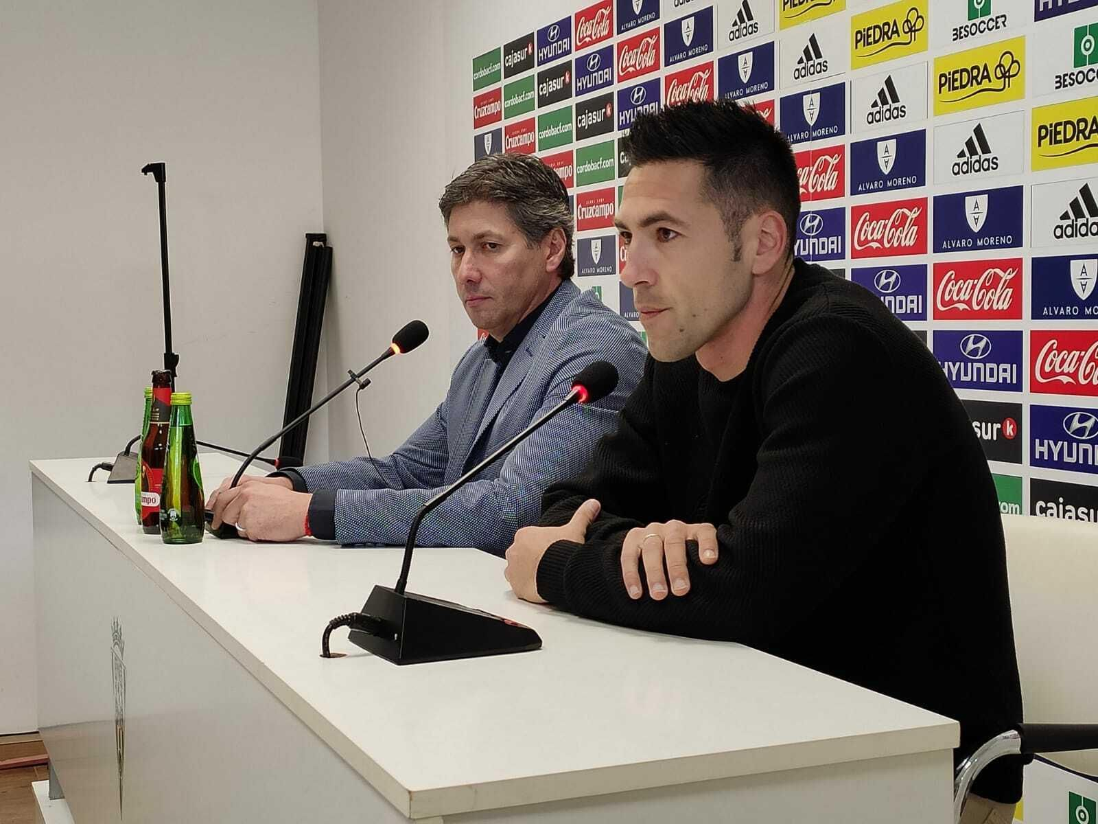 Carlos Valverde junto a Alfonso Serrano, durante su presentación.
