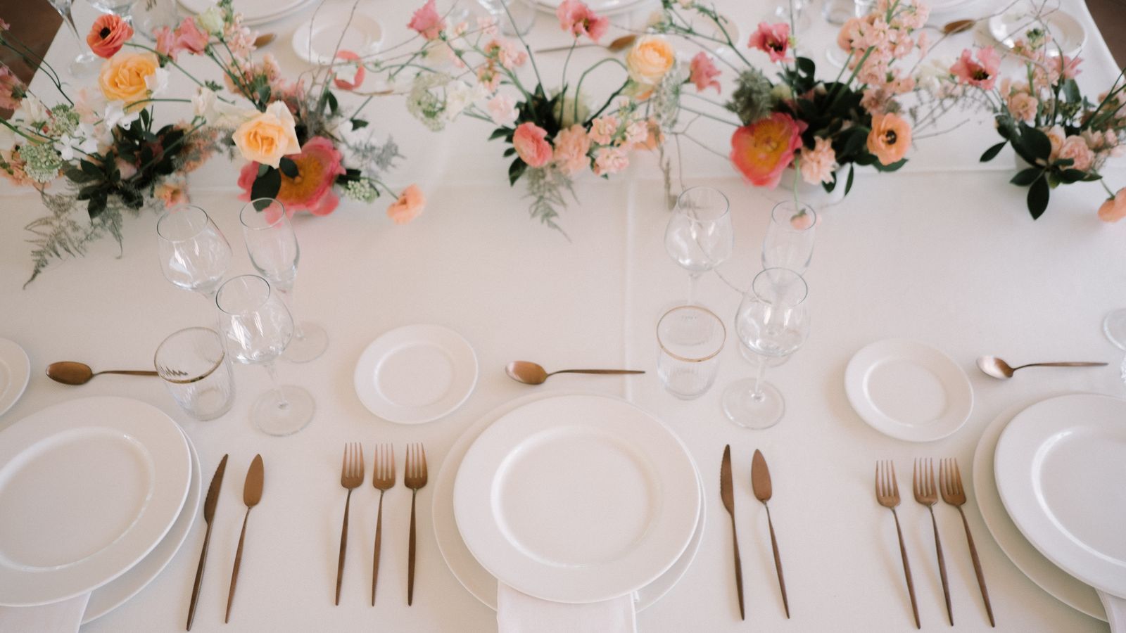 Detalles de una mesa nupcial obra de Weddings With Love.