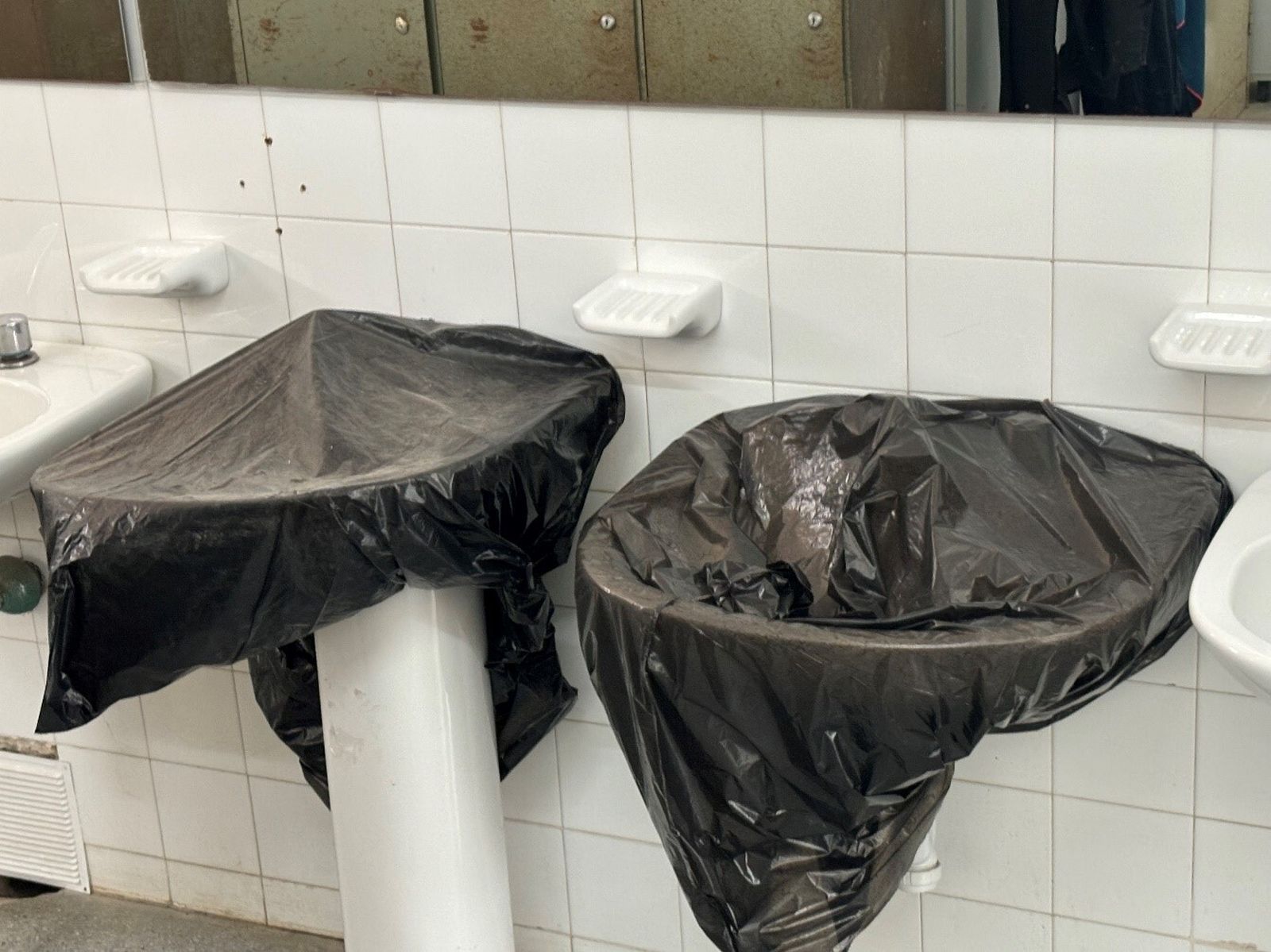 Estado de los lavabos en el Cortijo de Cuarto.