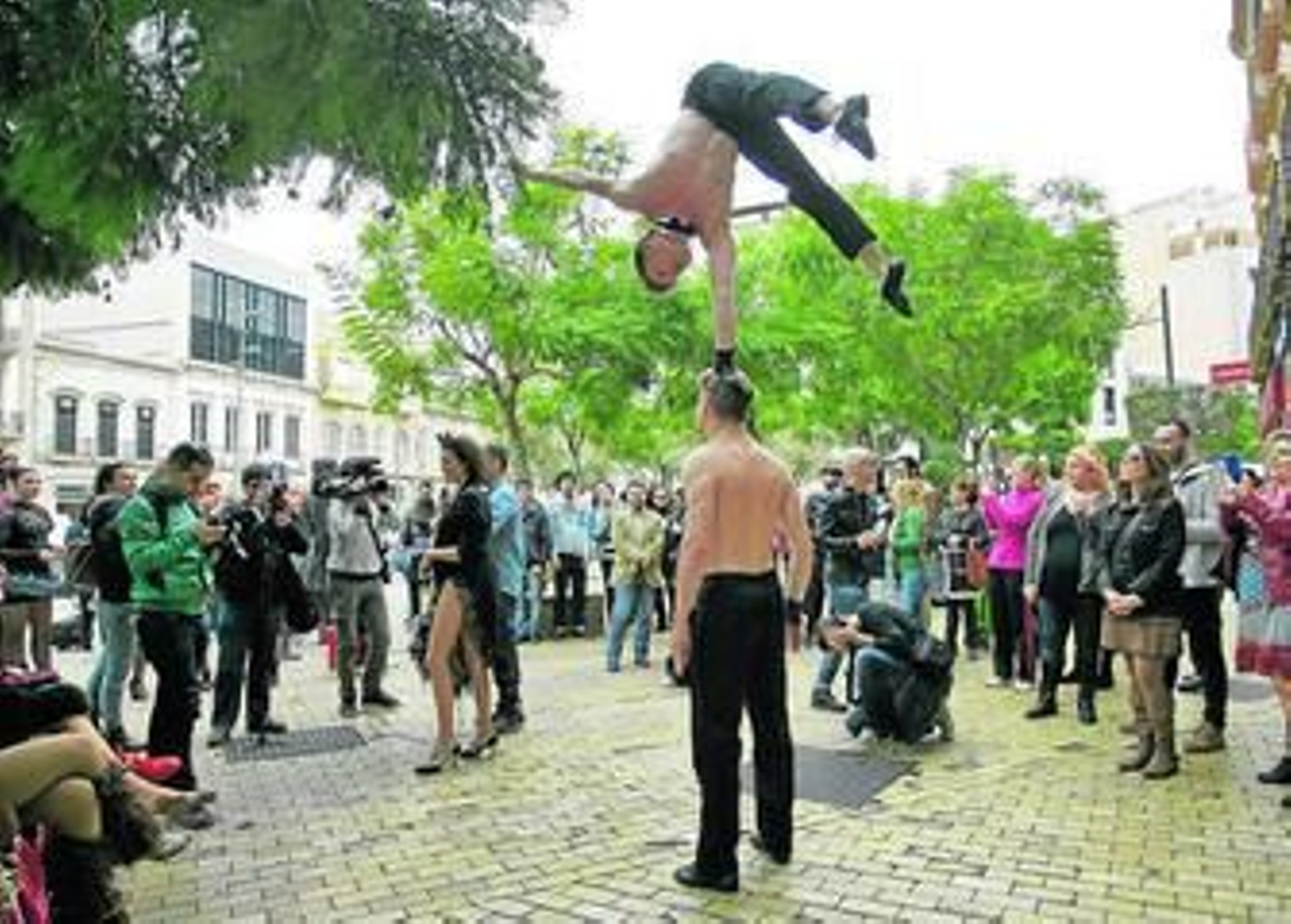 Un gran ejercicio de equilibrismo hizo que se concentrara mucha gente en la Puerta de Purchena.