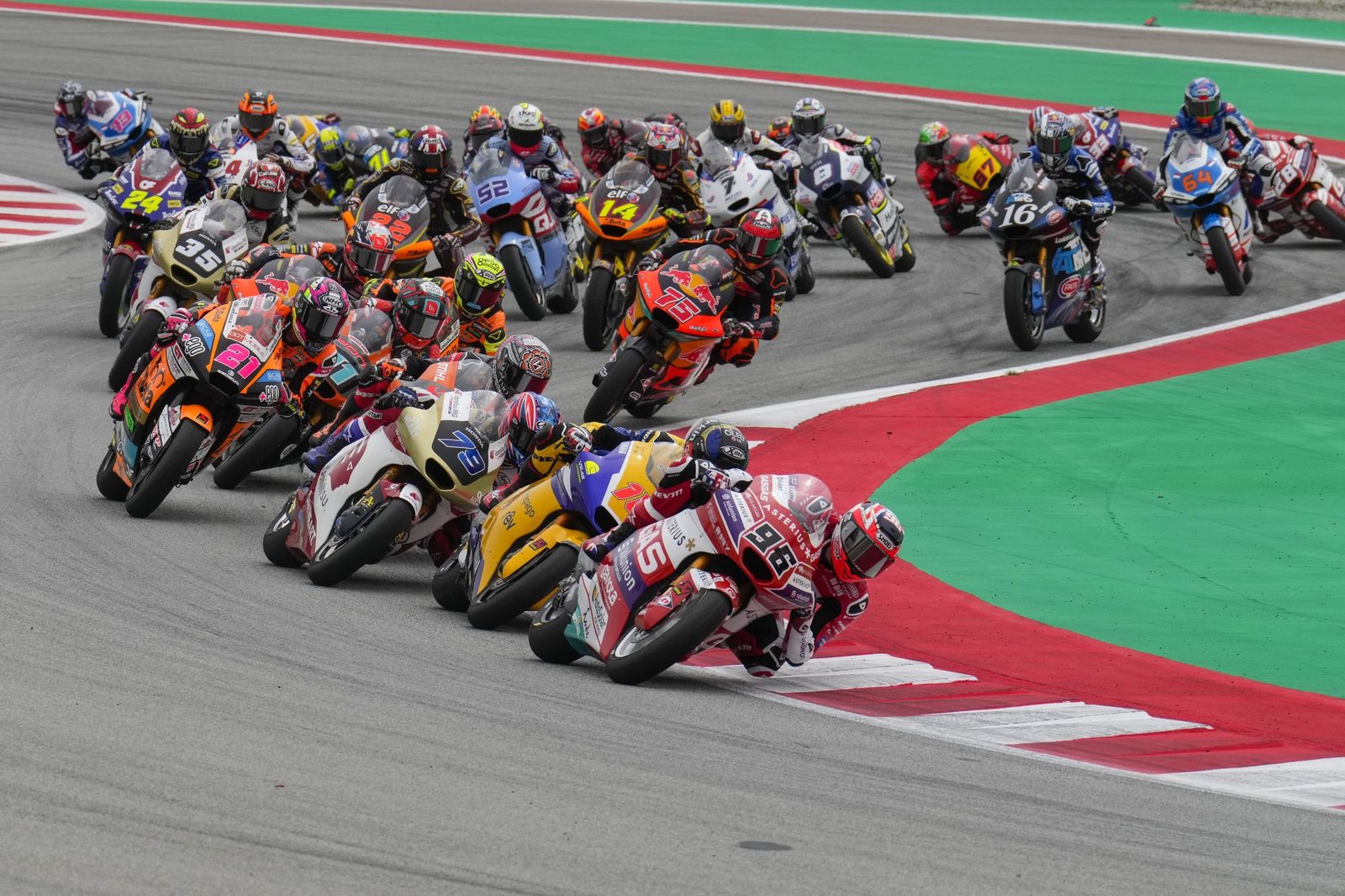 Las cariñosas fotos de Piqué, Clara Chía en el Mundial de Motos en Montmeló