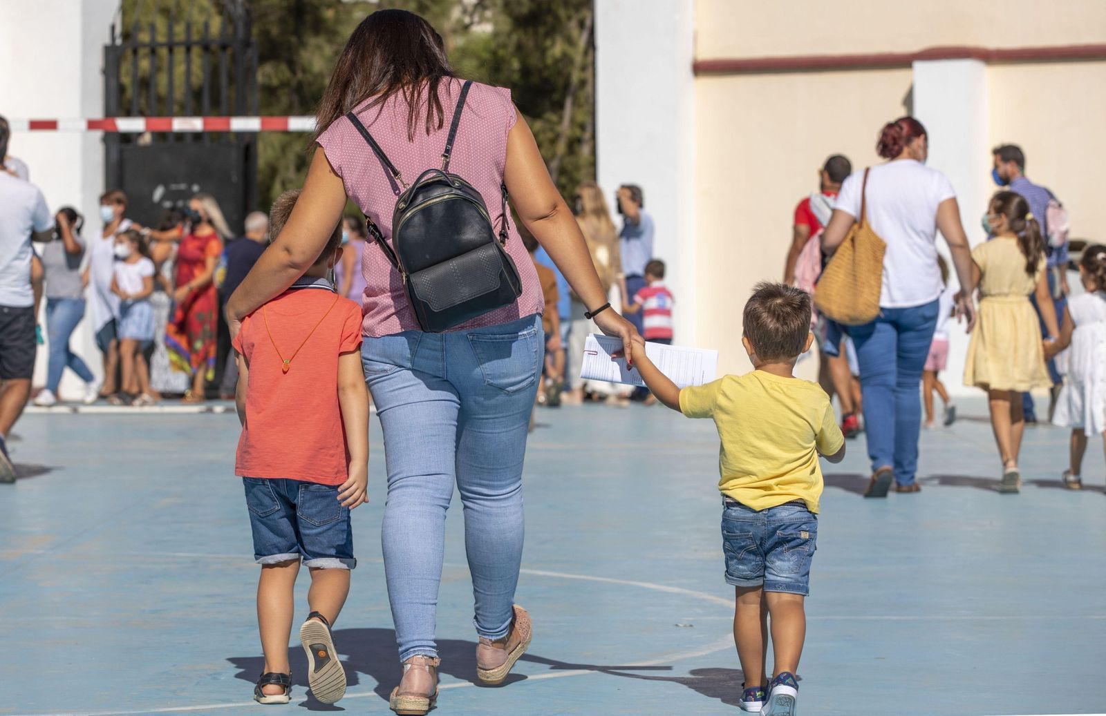 Escolares camino del colegio.