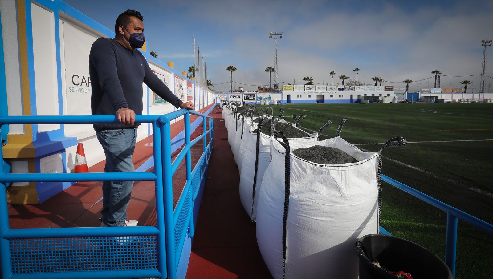 Así luce el Estadio Municipal de Guadalcacín tras el cambio de césped