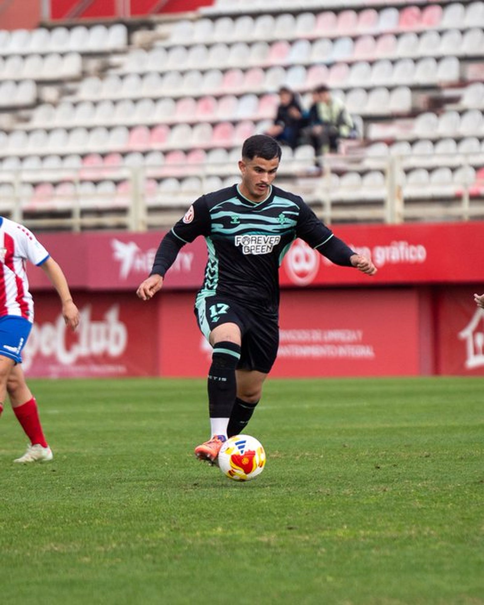 El bético Rodrigo Marina, en un lance del partido disputado en el Nuevo Mirador.