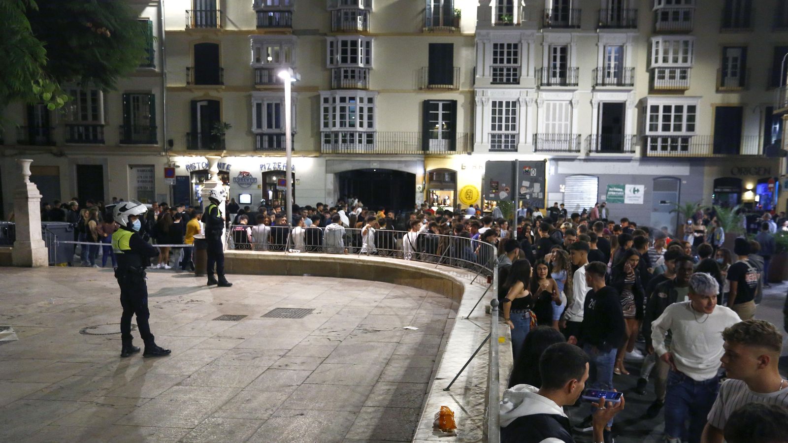 Policías este sábado por la noche en la plaza de la Merced.