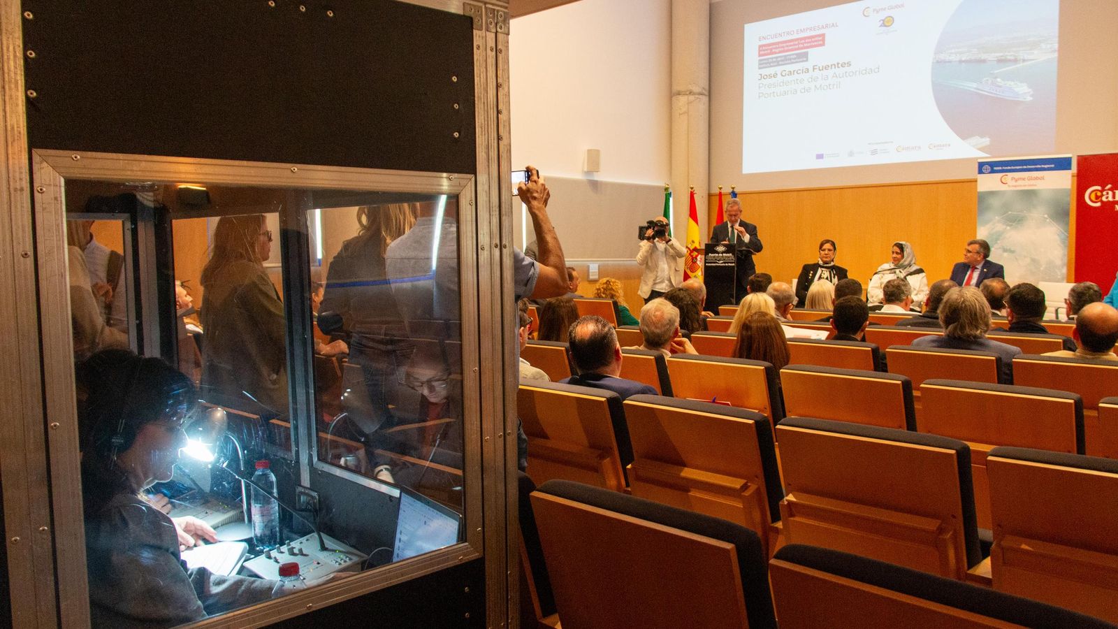 Una de las intérpretes durante la ponencia